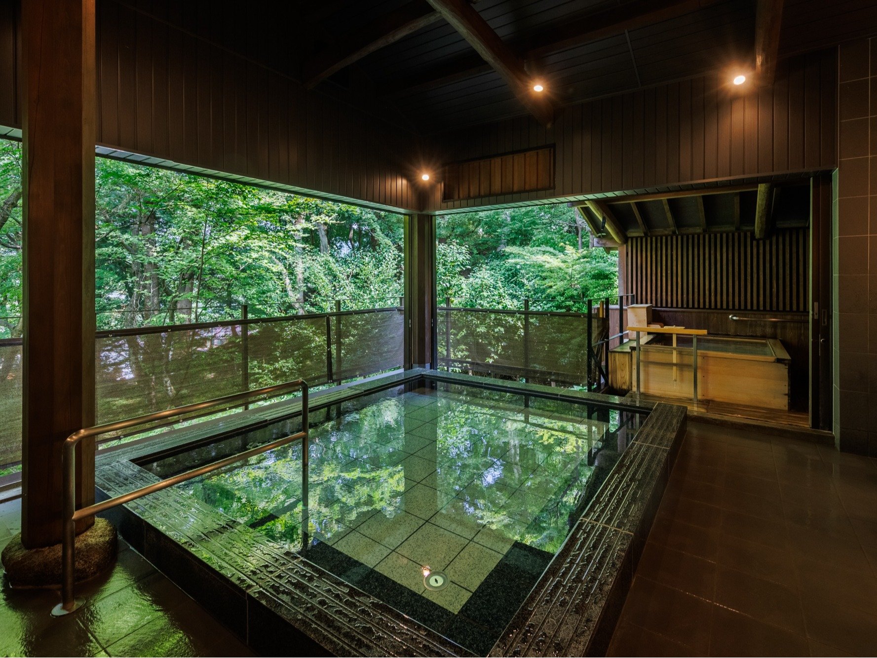 �j���嗁��