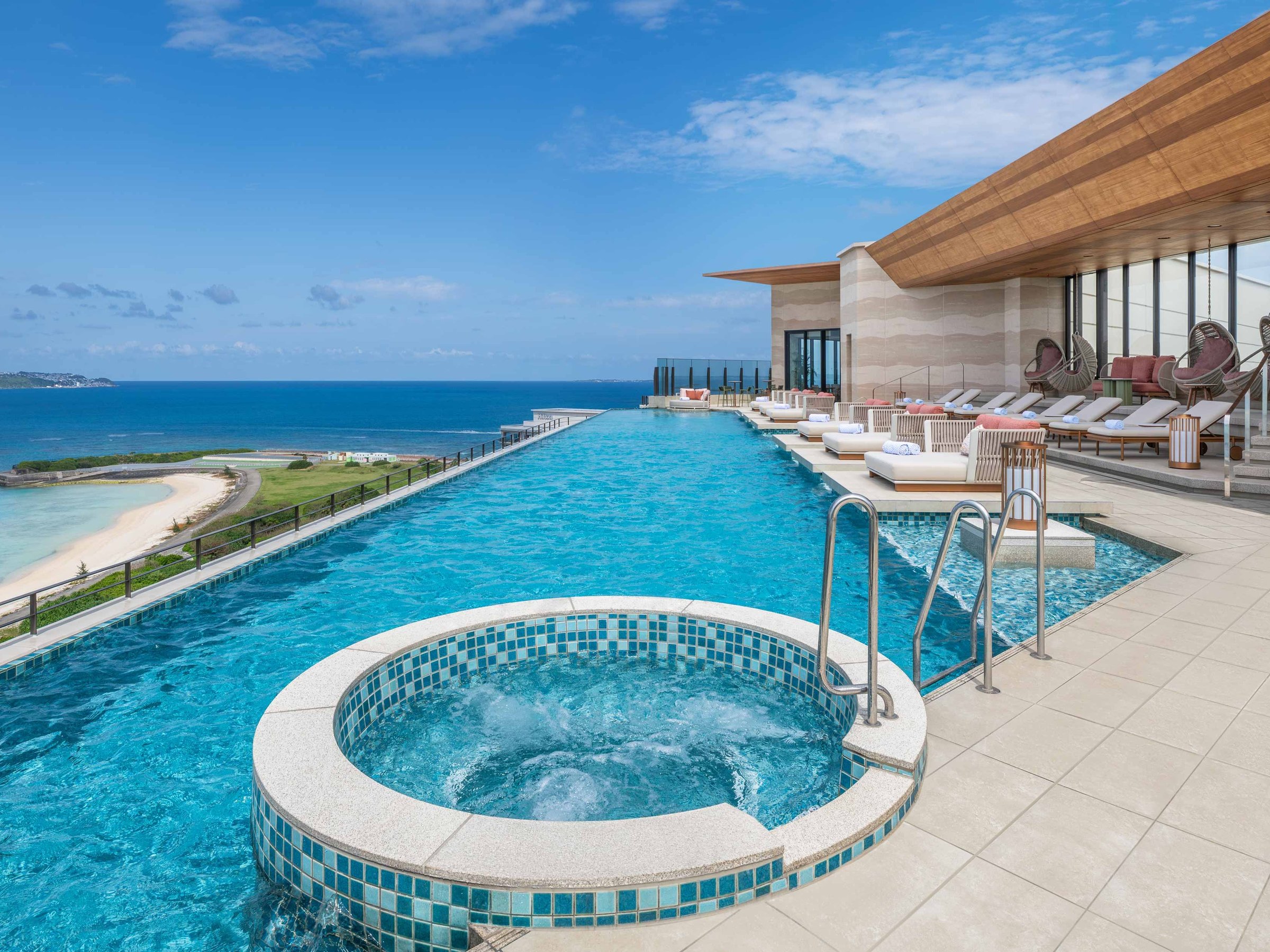 ��ƊC���n�������A�{�Ãu���[�̃p�m���}�B�ɏ�̃C���t�B�j�e�B�v�[���B