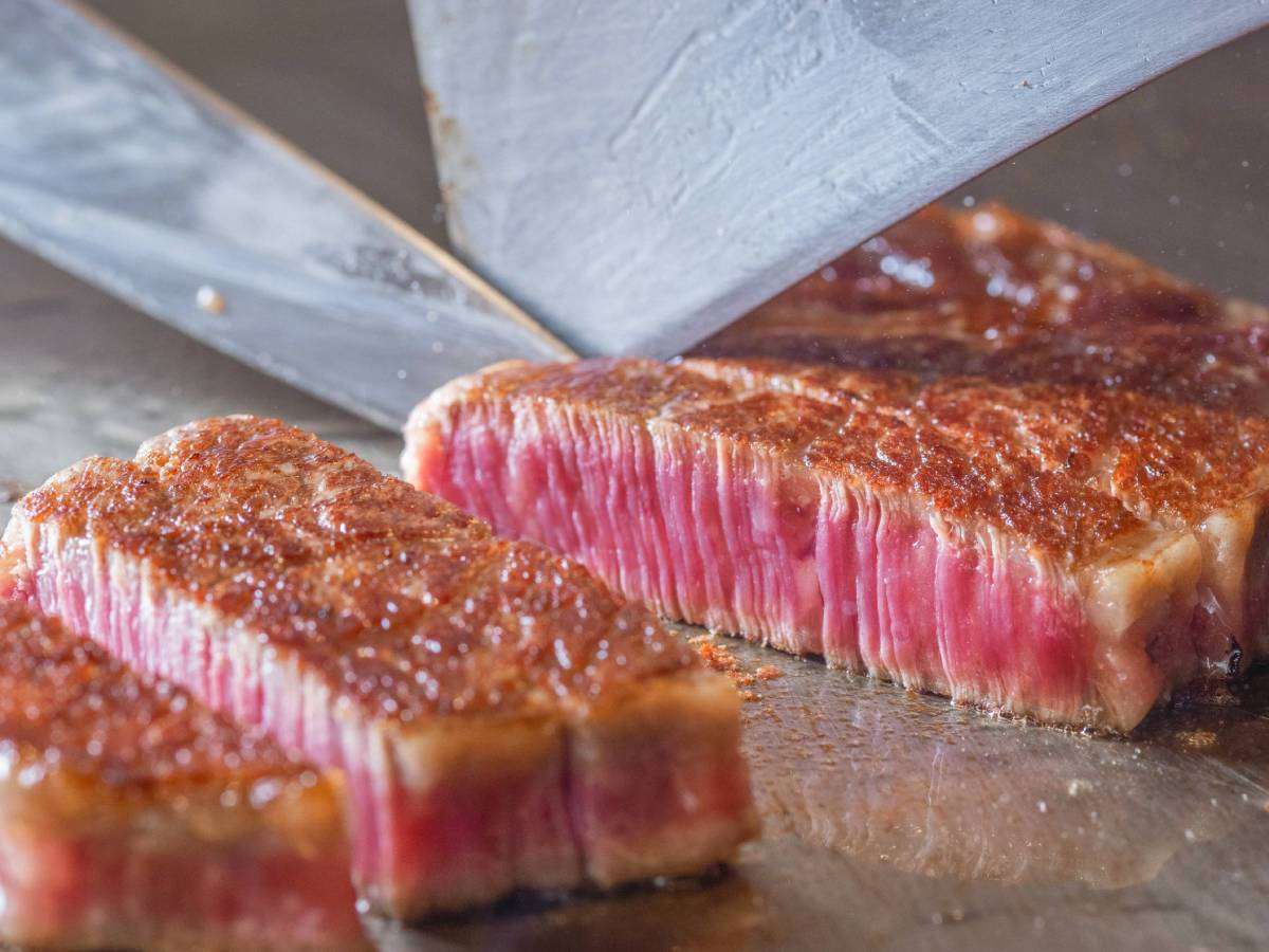 【鉄板焼き】美味しさを知り尽くしたシェフが、絶妙な火加減で最高の状態に仕上げます