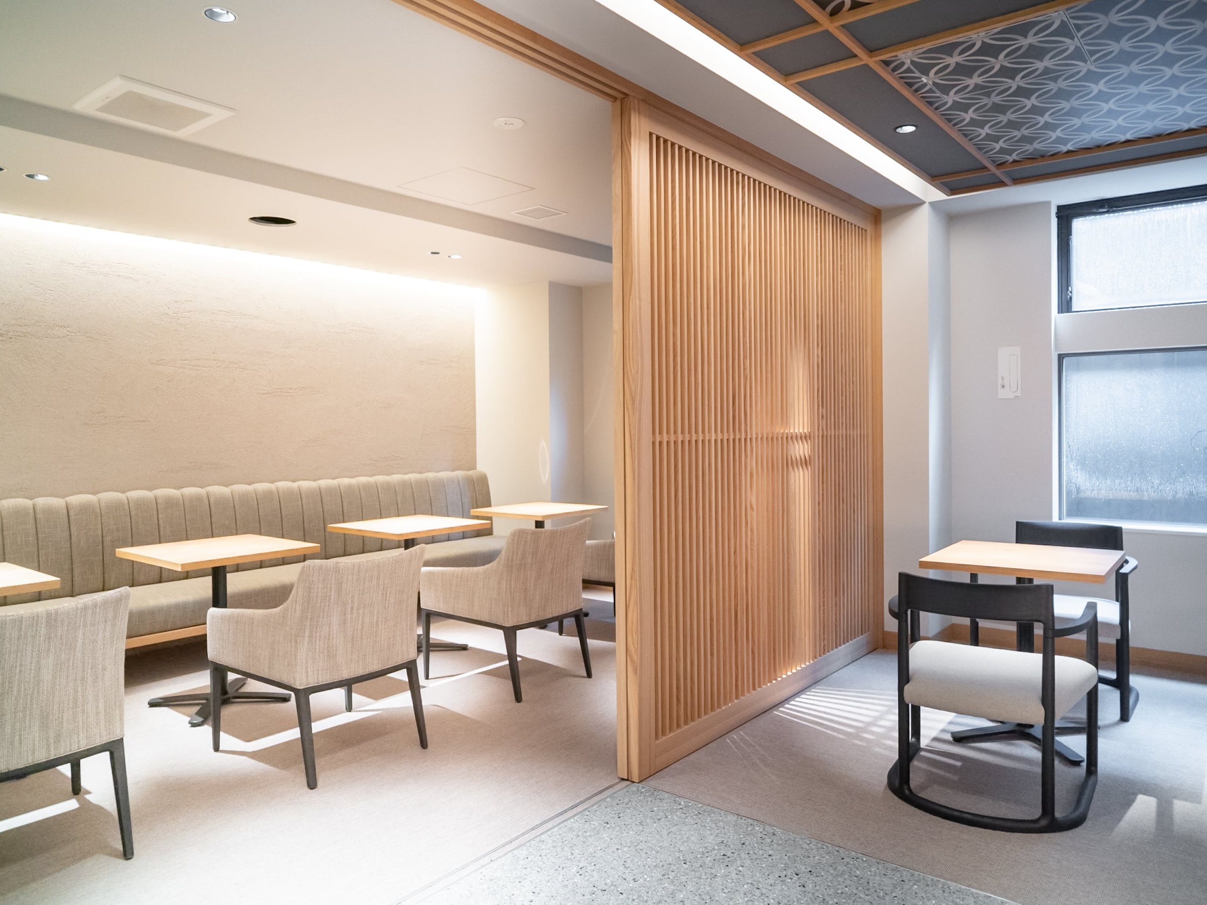 ���E���W