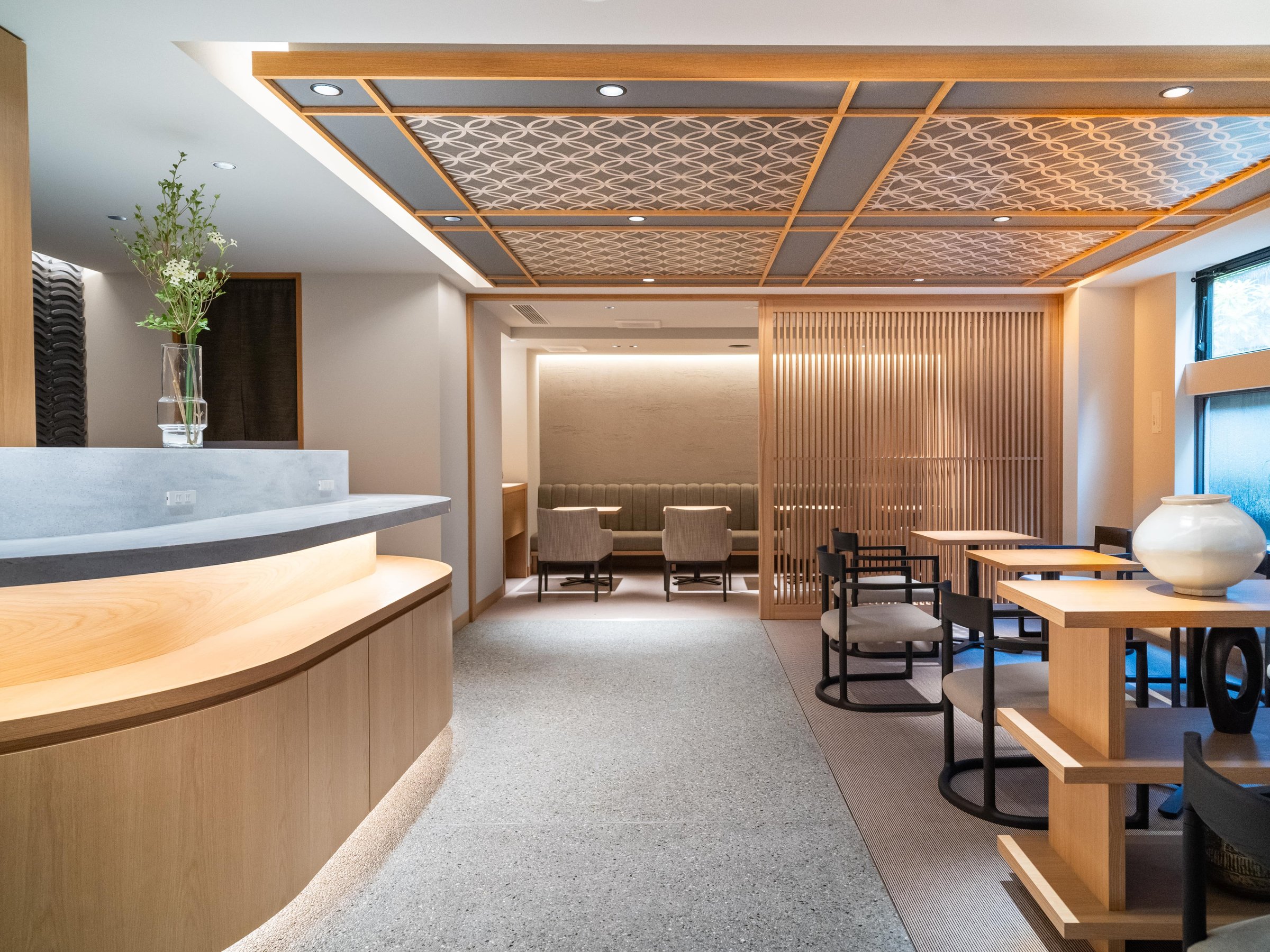 ���E���W