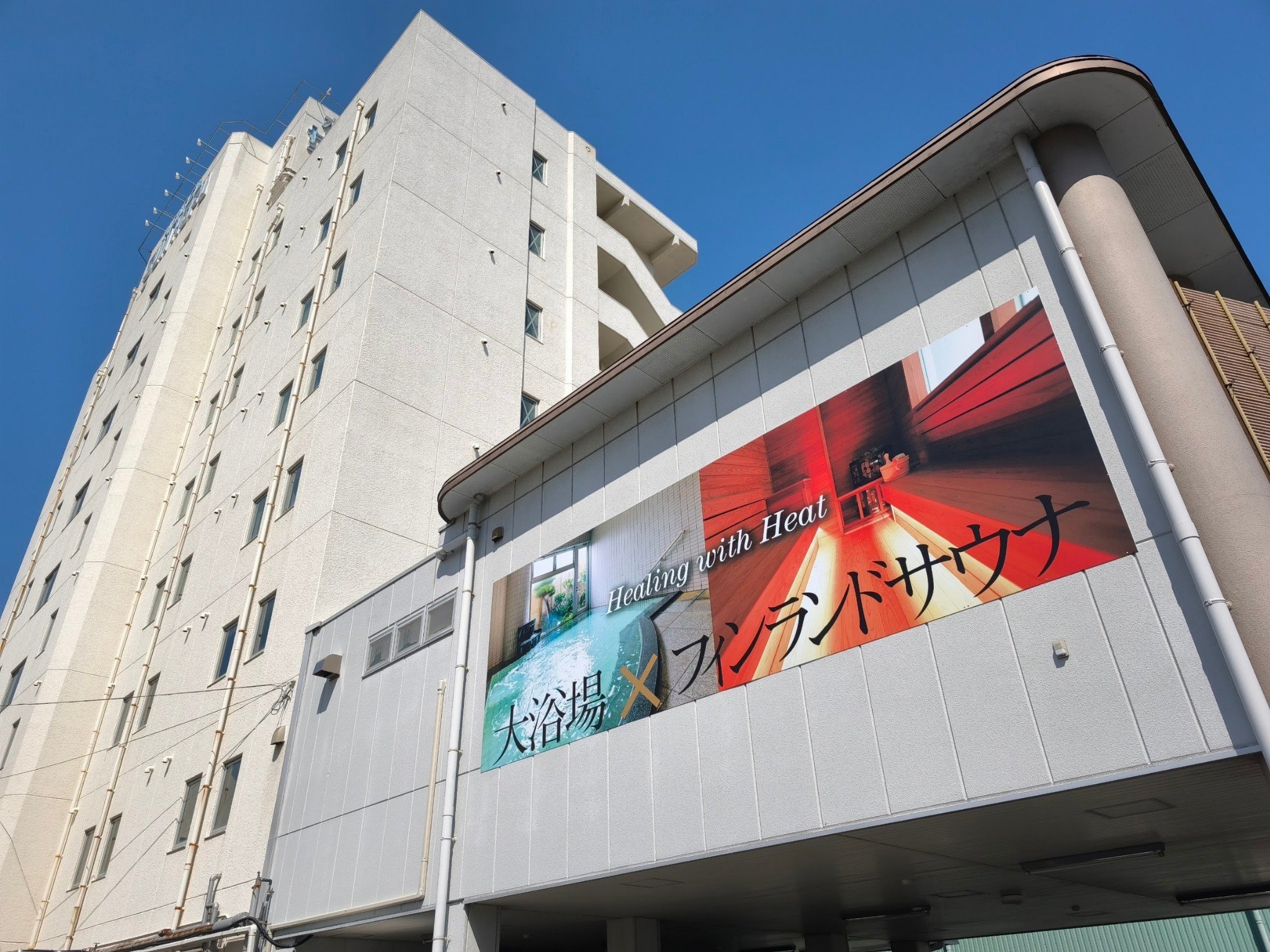 �z�e���O�ρ^�h�{�w�Ă񂶂񂮂�����k�֖�150m�B�ʐ^�̊Ŕ��u���ԏ�i�����j�v�̖ڈ�ł��B