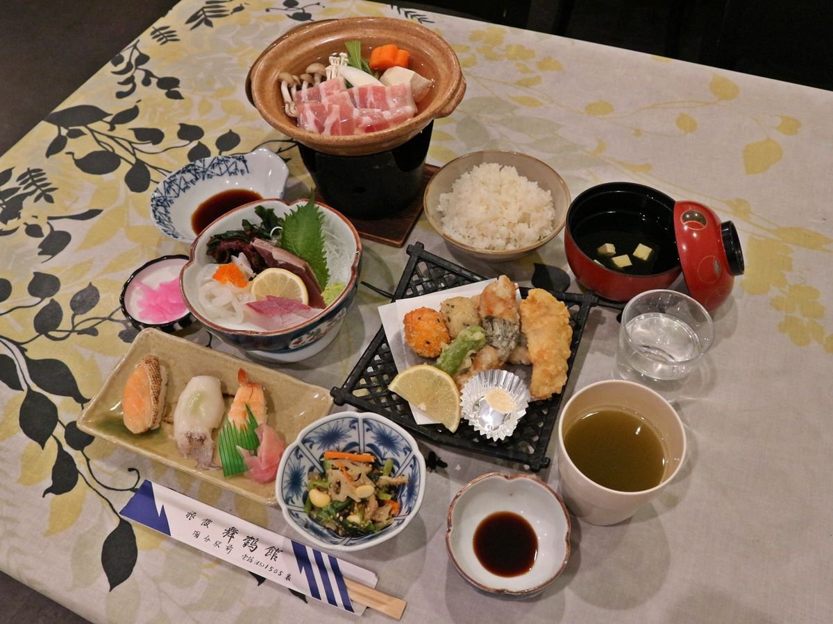 *�y�[�H���z���ւ��ŐH�����e�͈قȂ�܂��B���y���݂��������B