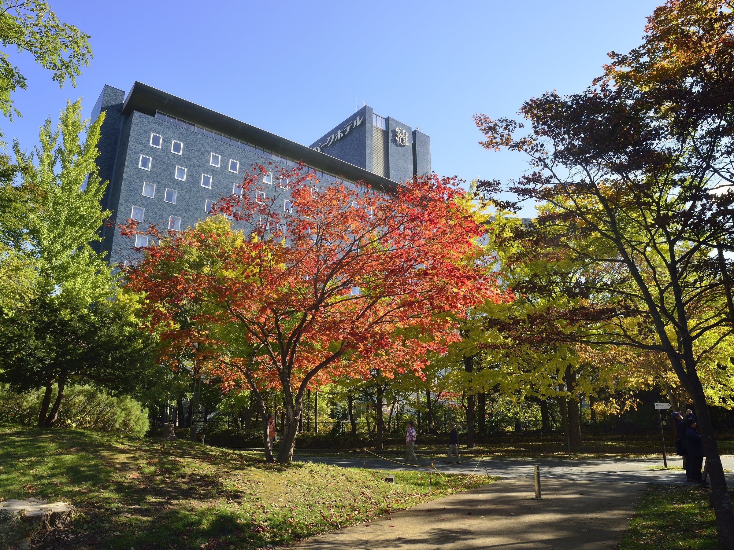秋:紅葉に囲まれたパークホテル