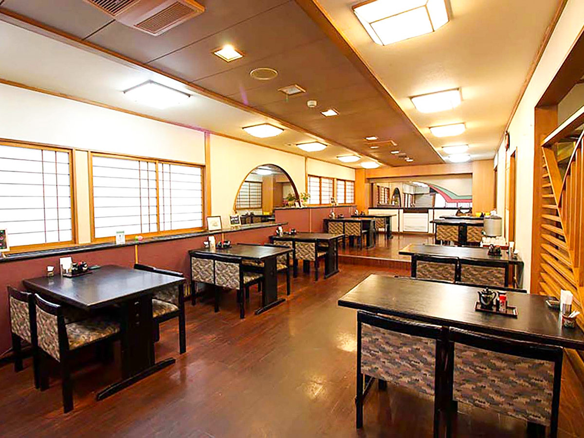 �E�y���H�����z�u�V��v�ł͒P�i�����H�A�l�C�̓������[�����ȂǖL�x�ȃ��j���[�����p�ӂ��Ă���܂�