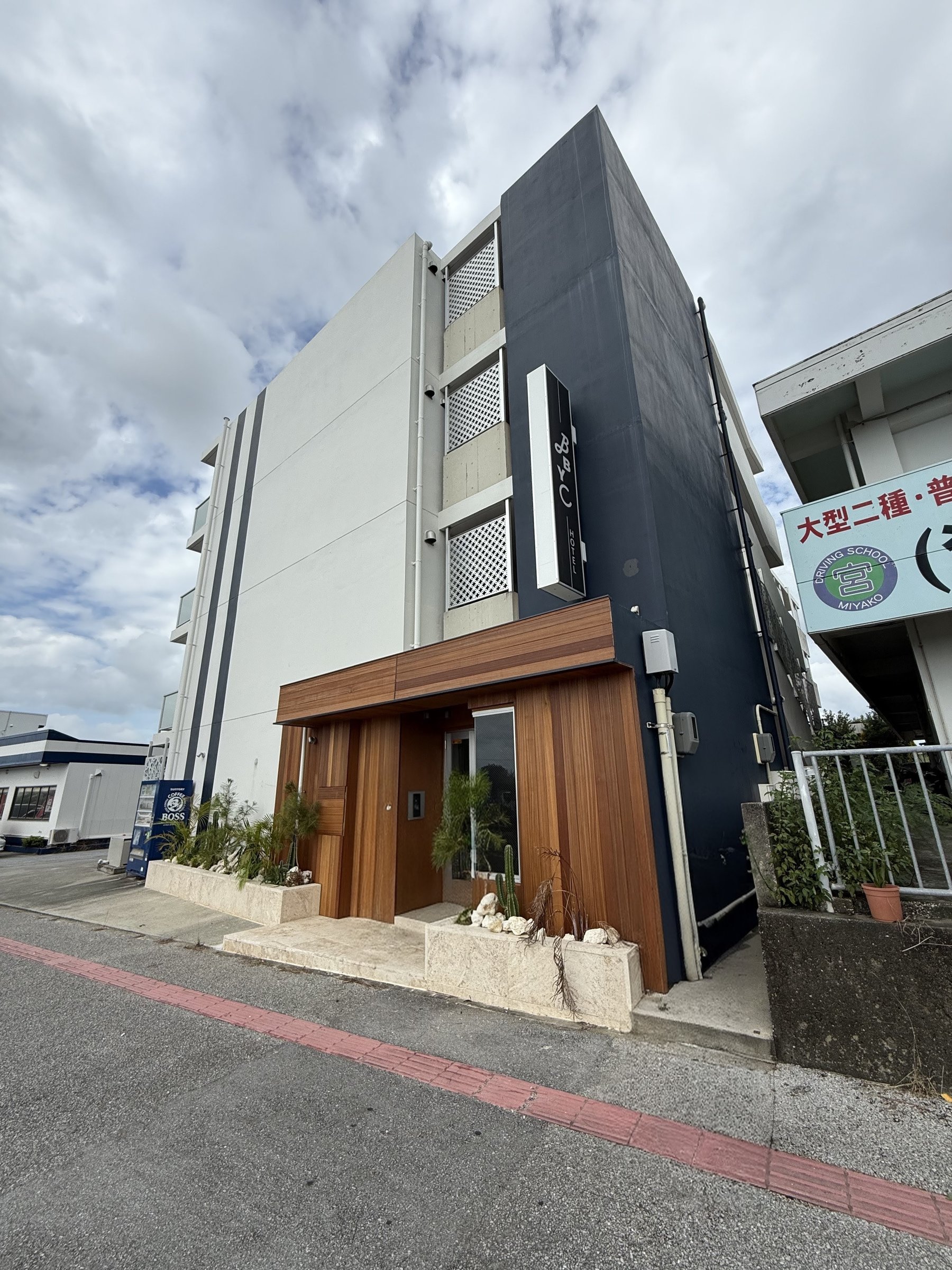 �F�l�����}������A���[�A���W�f���X�z�e�� �{�Ë�`�O�̃G���g�����X