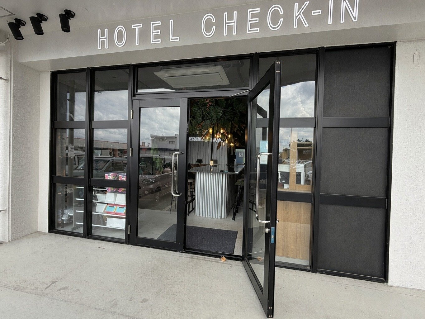 �F�l�����}������A���[�A���W�f���X�z�e�� �{�Ë�`�O�̃G���g�����X