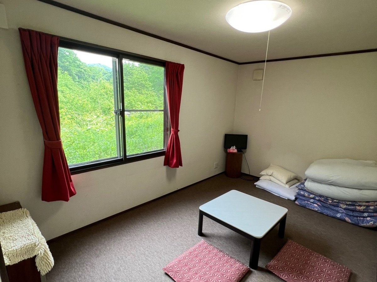 *�������^���̊O�ɍL����̗΂𒭂߂Ȃ���A�ق��ƂЂƑ����邨�����B