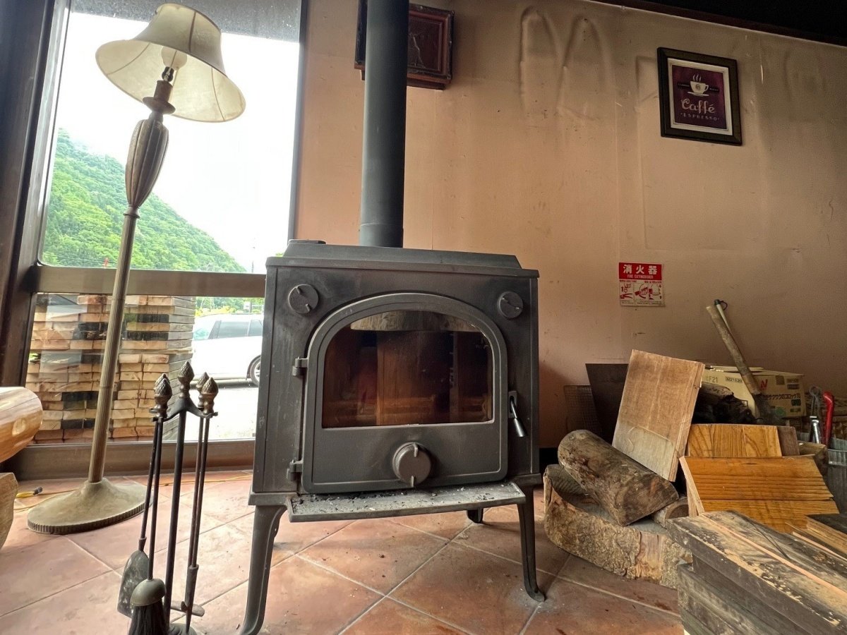 *�k�b�X�y�[�X�^�d�X�g�[�u�̂܂��ɏW�܂�A�c���̂ЂƂƂ����B