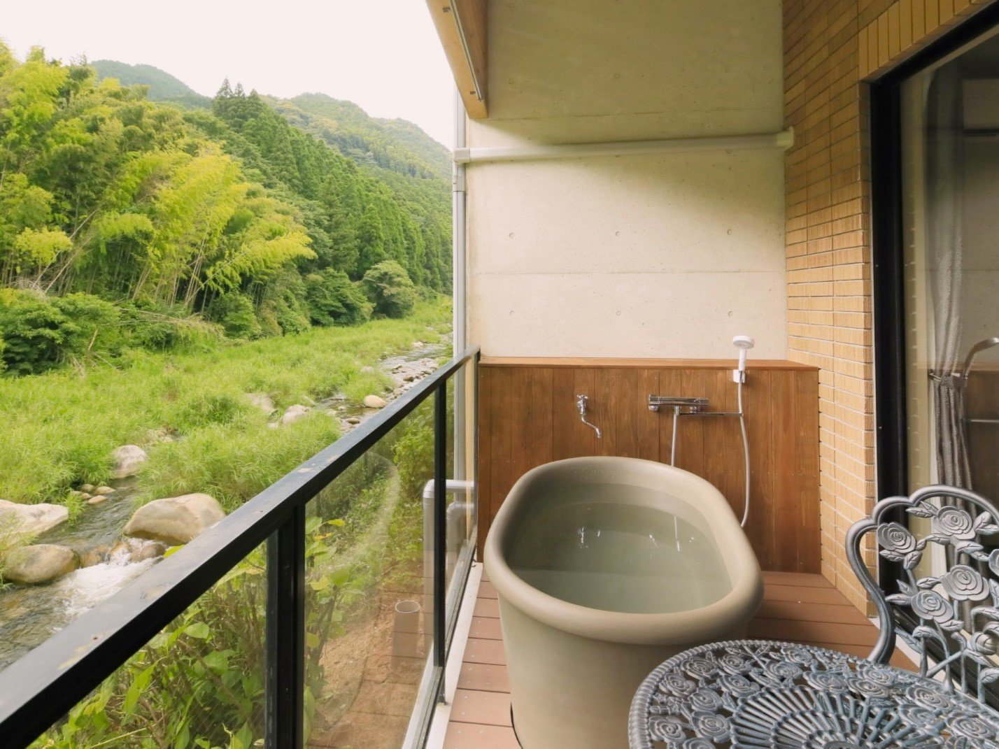 �嗁��̌�ɂ��q���ɂĘI�V���C�����y���݂��������܂��B