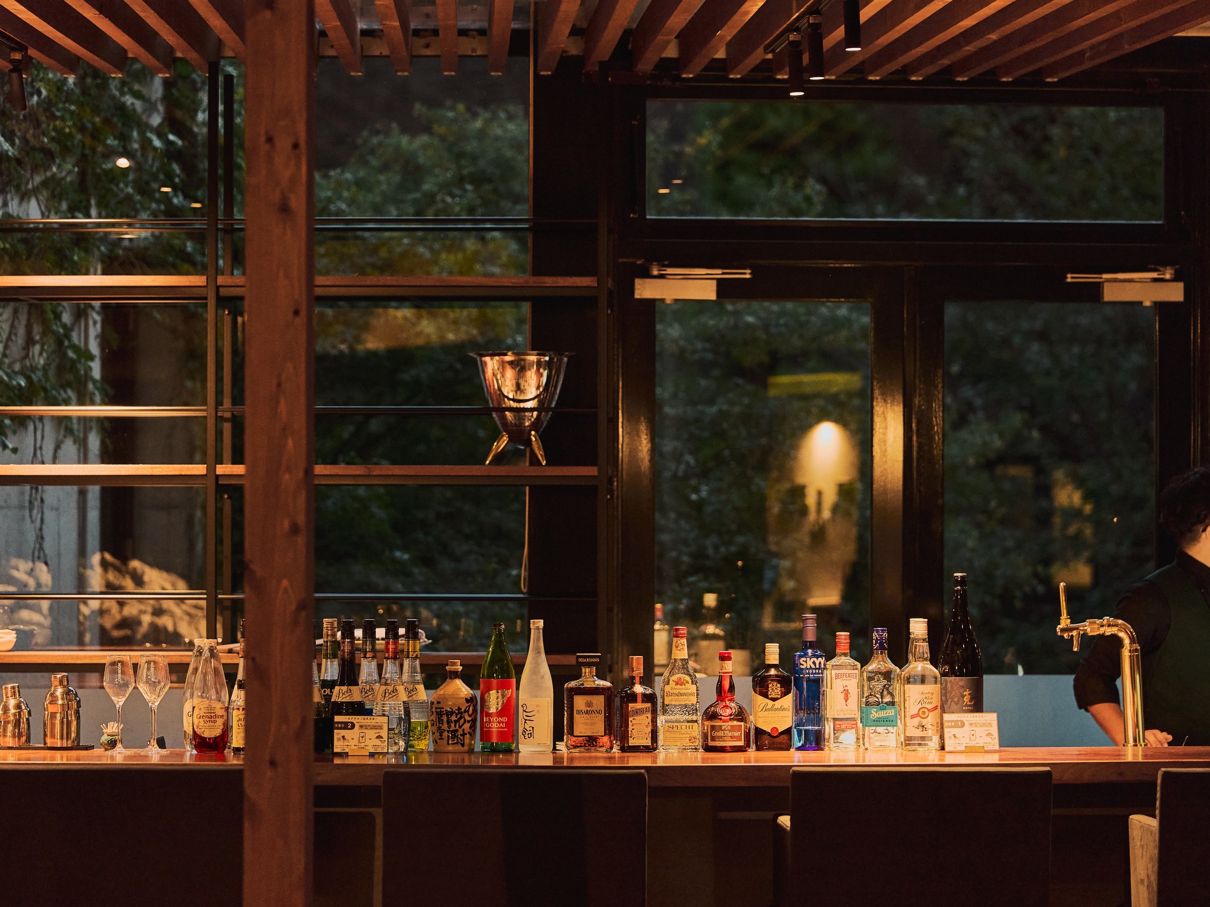 �yBAR�z�e�킨������肻�낦�Ă���܂�