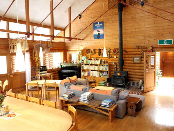 �d�X�g�[�u�̂���z�[���ɂ́A�^���ނ̑傫�ȐH���p�e�[�u���A�������Ƃ����\�t�@�A�s�A�m������܂��B