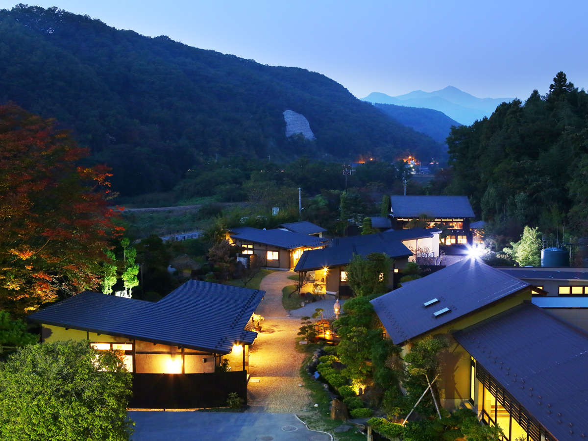 夕刻の笛吹川温泉 坐忘の外観（じゃらんnet掲載画像）
