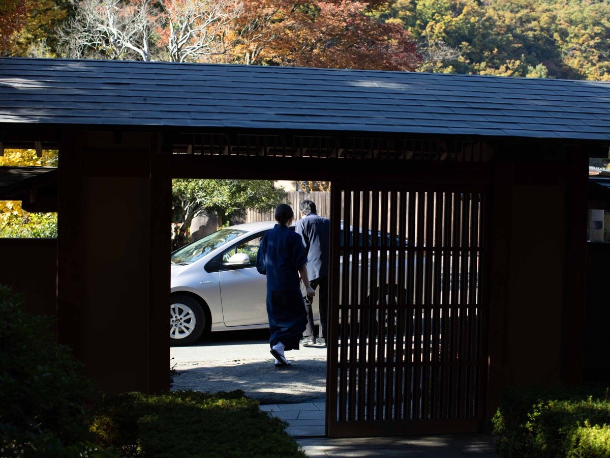 車や塩山駅からの送迎で到着する笛吹川温泉 坐忘の正面入口（じゃらんnet掲載画像）