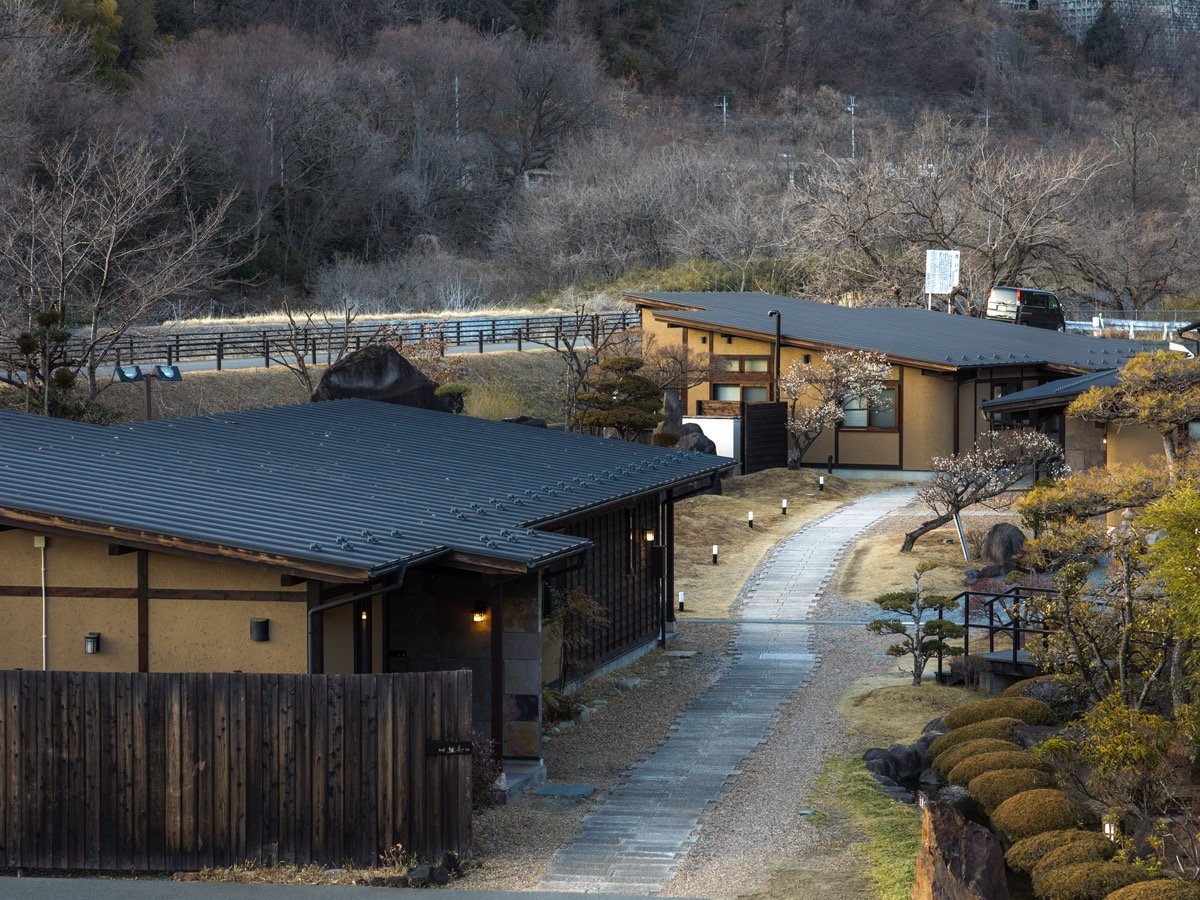 離れ客室と食事処を結ぶ笛吹川温泉 坐忘のまる喜の小路（じゃらんnet掲載画像）