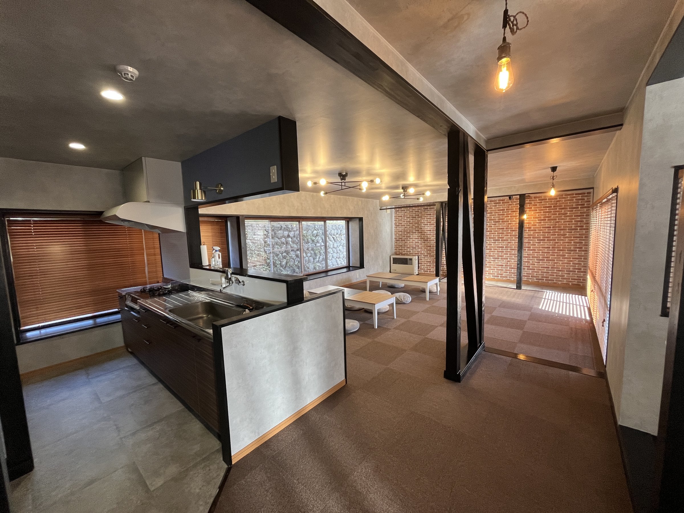 ���L���E���W