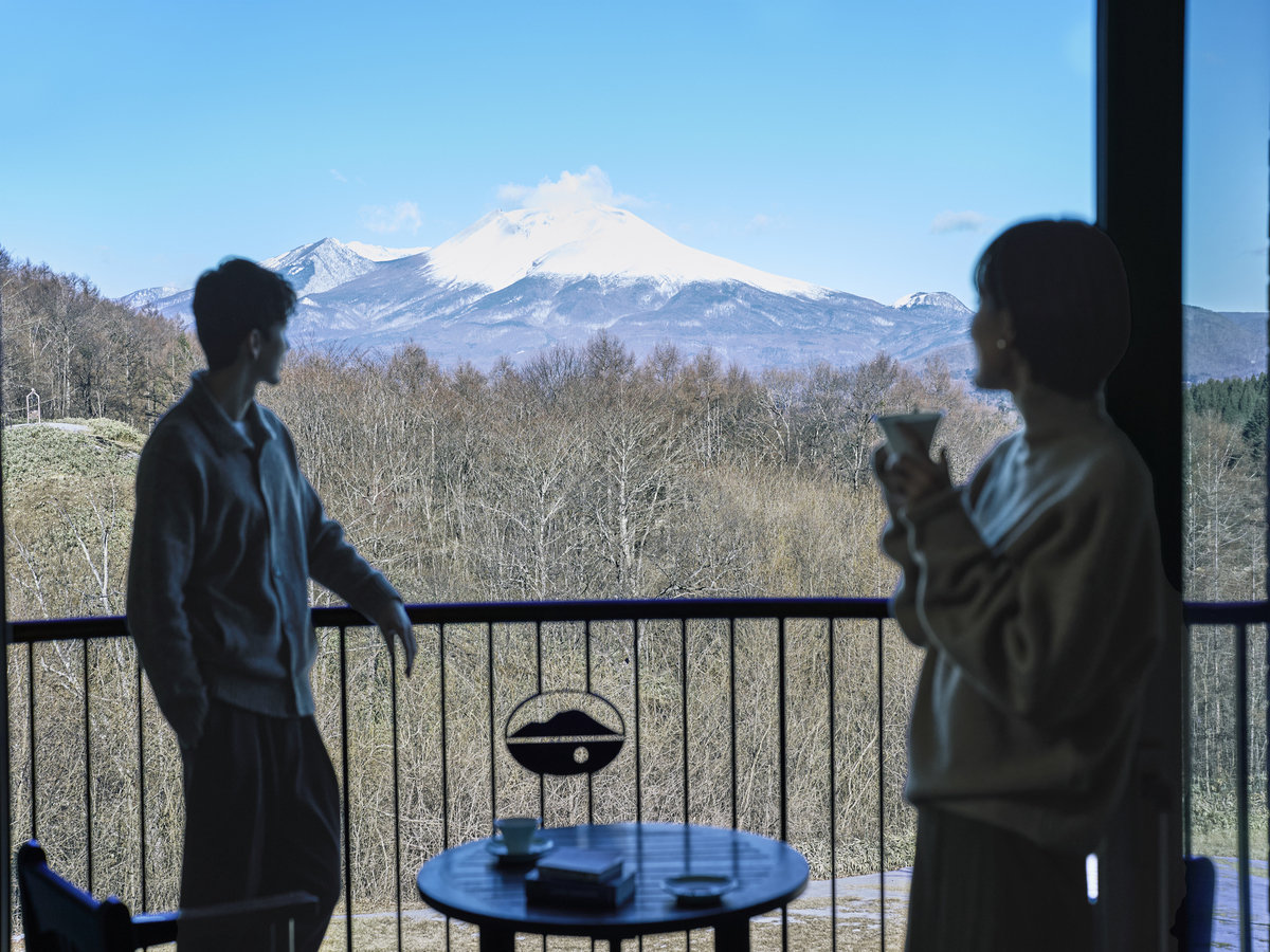 SoRj[tBڂ̑Oɂ͐ԎR̐iLB