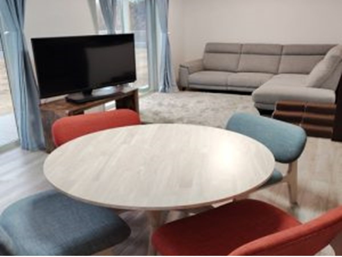 ���x�����������̃��r���O�_�C�j���O�B������ׂ�ɉԂ��炫�܂�