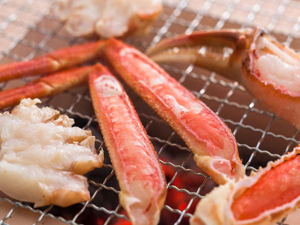 炭火でじっくりと焼く焼ガニ。焼きたてを味わって下さい。