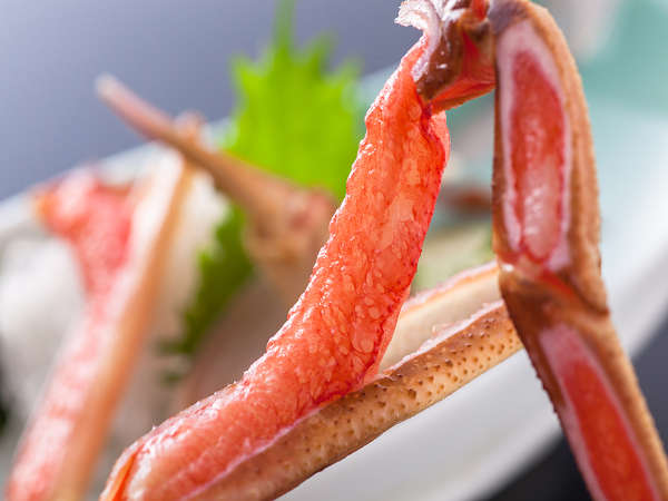 カニ刺しは脚一本を一気に口に。程よい甘さと美味しさが広がります♪