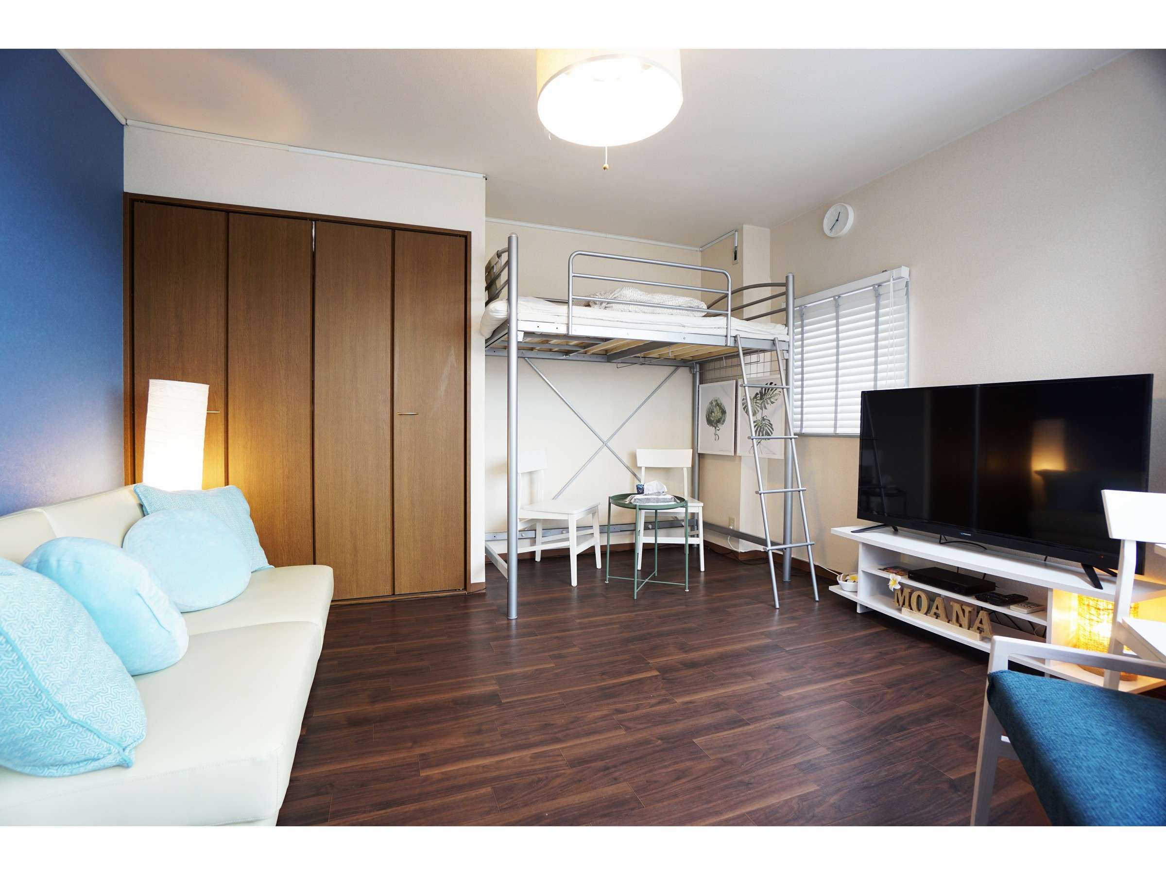 �L�X���r���O�_�C�j���O�ɂ�50�C���`��TV�Ƀ\�t�@�A�q�������2�i�x�b�h������I