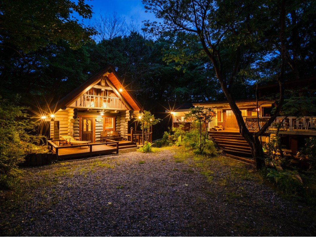 ��́y�J�i�f�B�A���u���[�z�͌��z�I�ȕ��͋C�B�g���ȓ���ɕ�܂�A�Â��ȐX�ɗn�����ޓ��ʂȋ�Ԃł��B