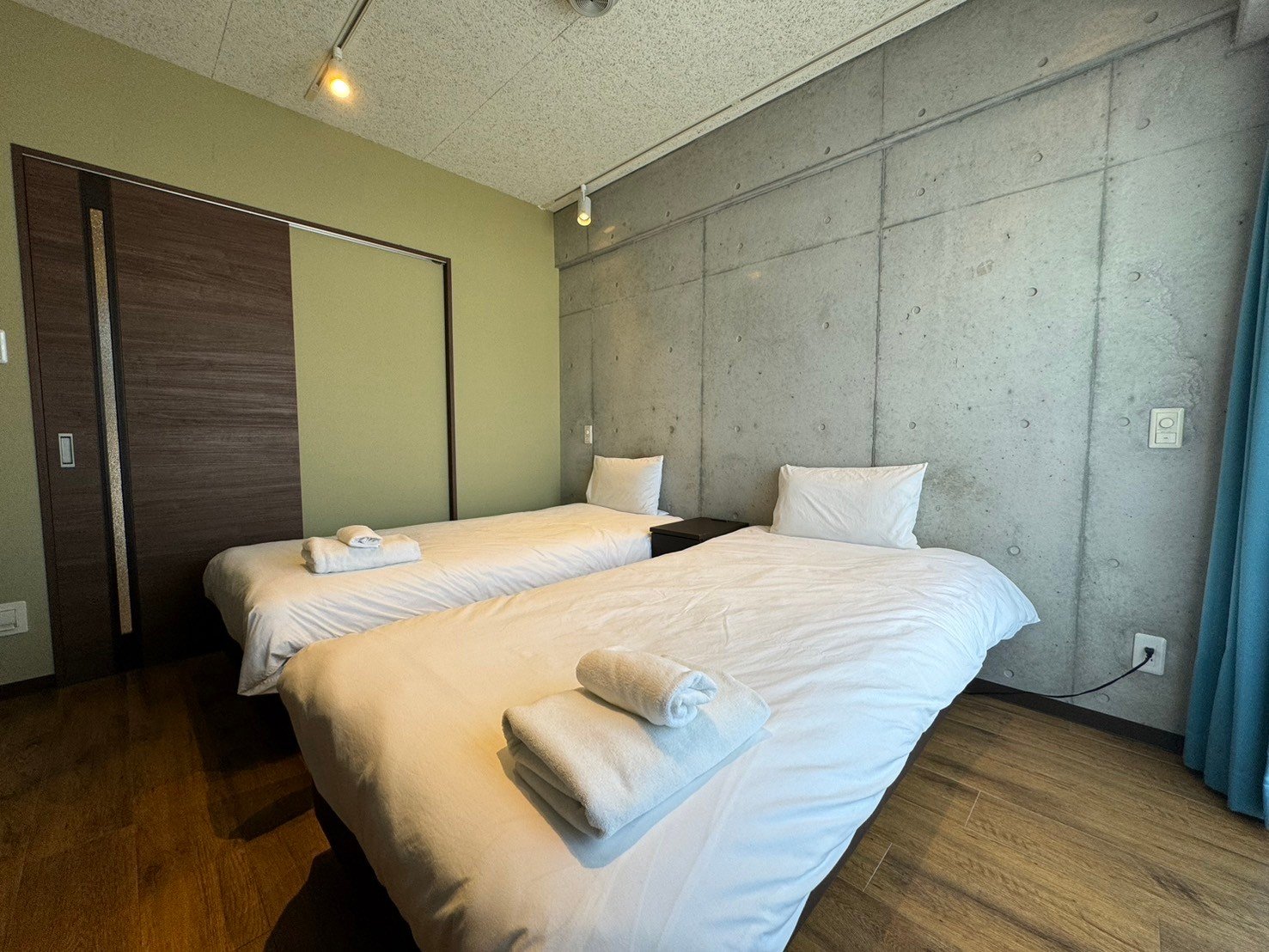 �x�b�h���[���A