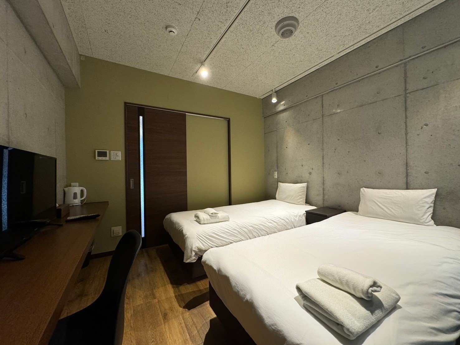 �x�b�h���[���C