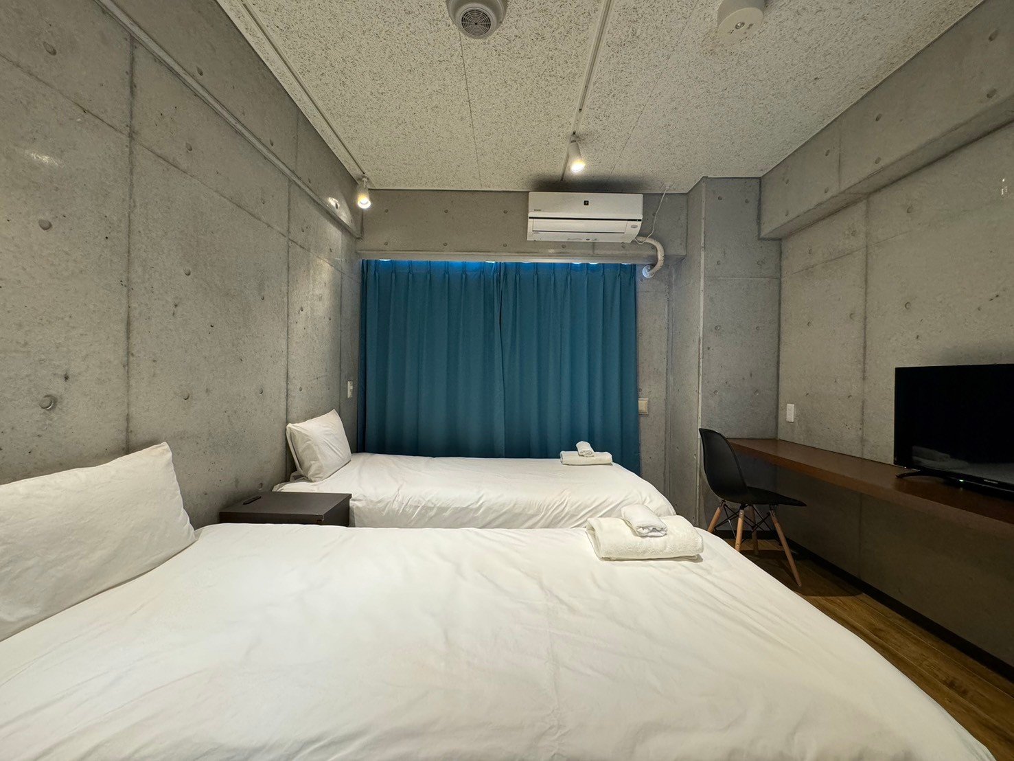 �x�b�h���[���E