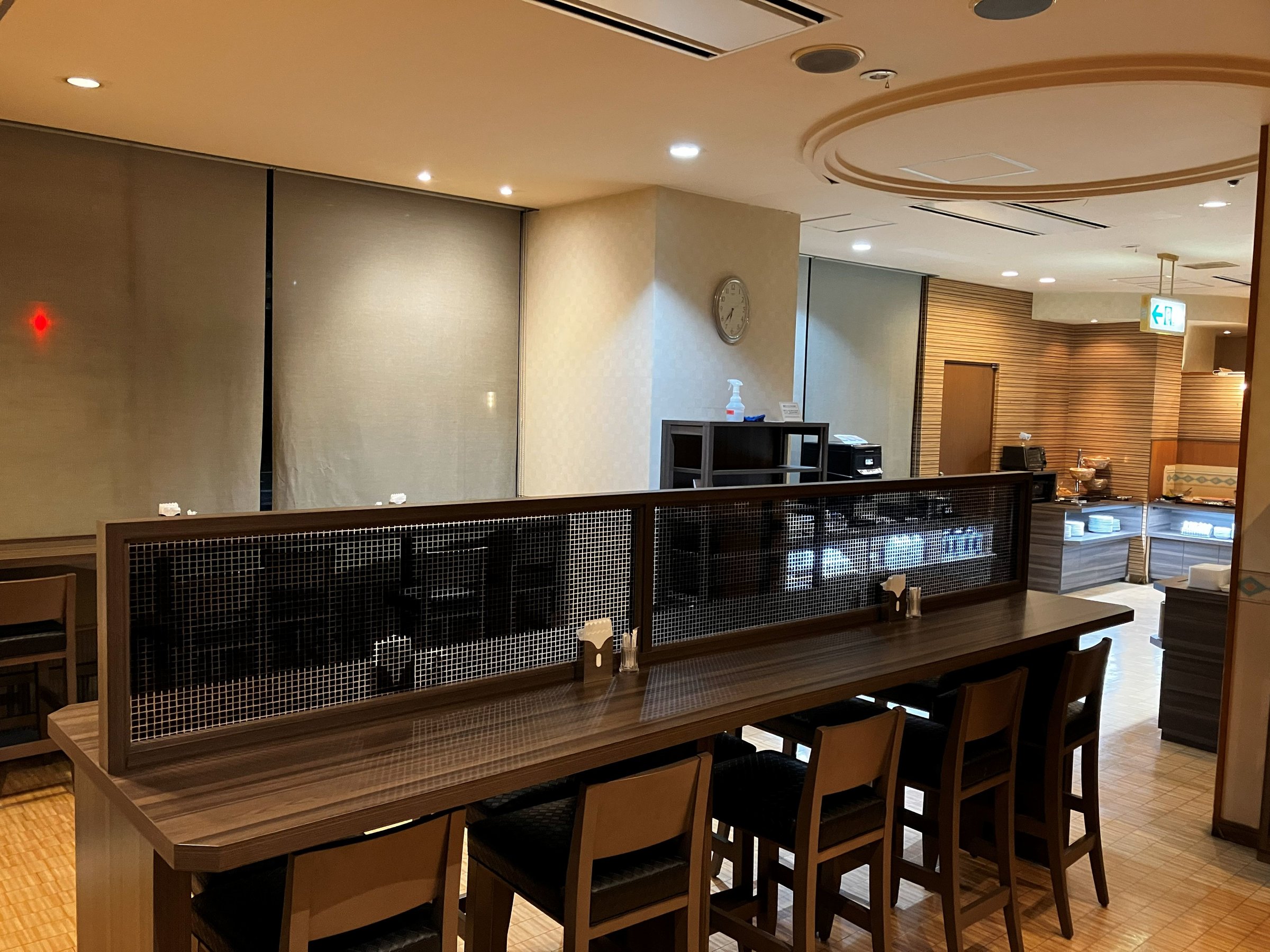 ���H�U:45�`���H9:00�@�܂ŉc�Ɓ�1�K�ɂ������܂��B