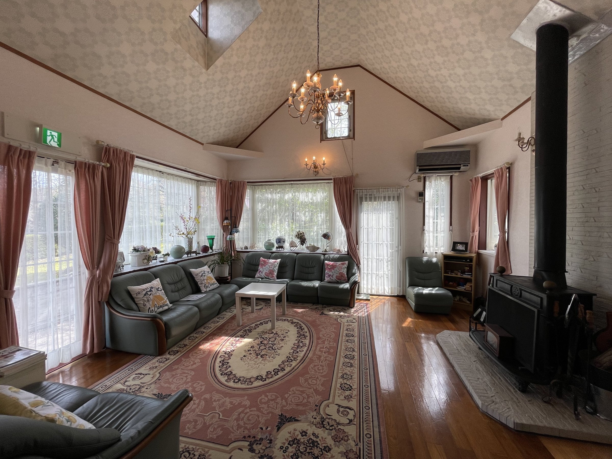 �ٍ�����郍�r�[