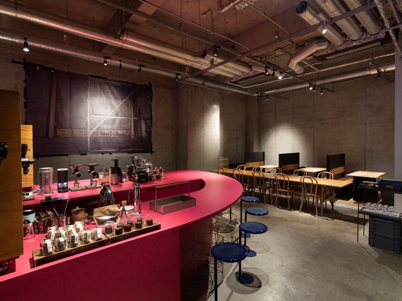 1F coffee and wine ushiro�b���݂���J�t�F�o�[�B