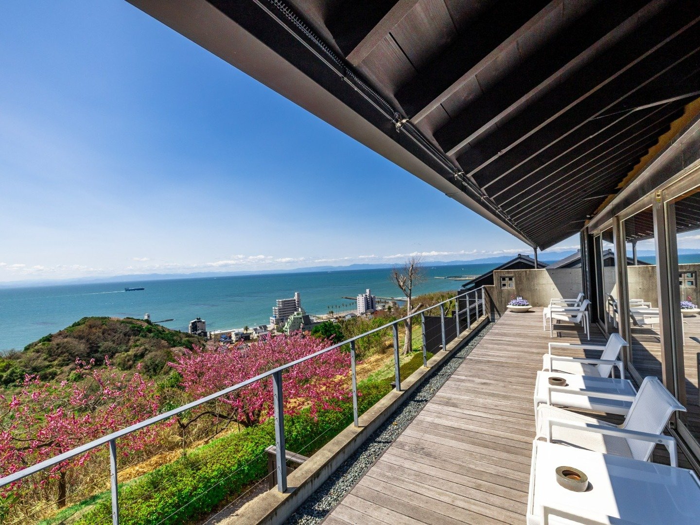 �o���R�j�[����̕��i