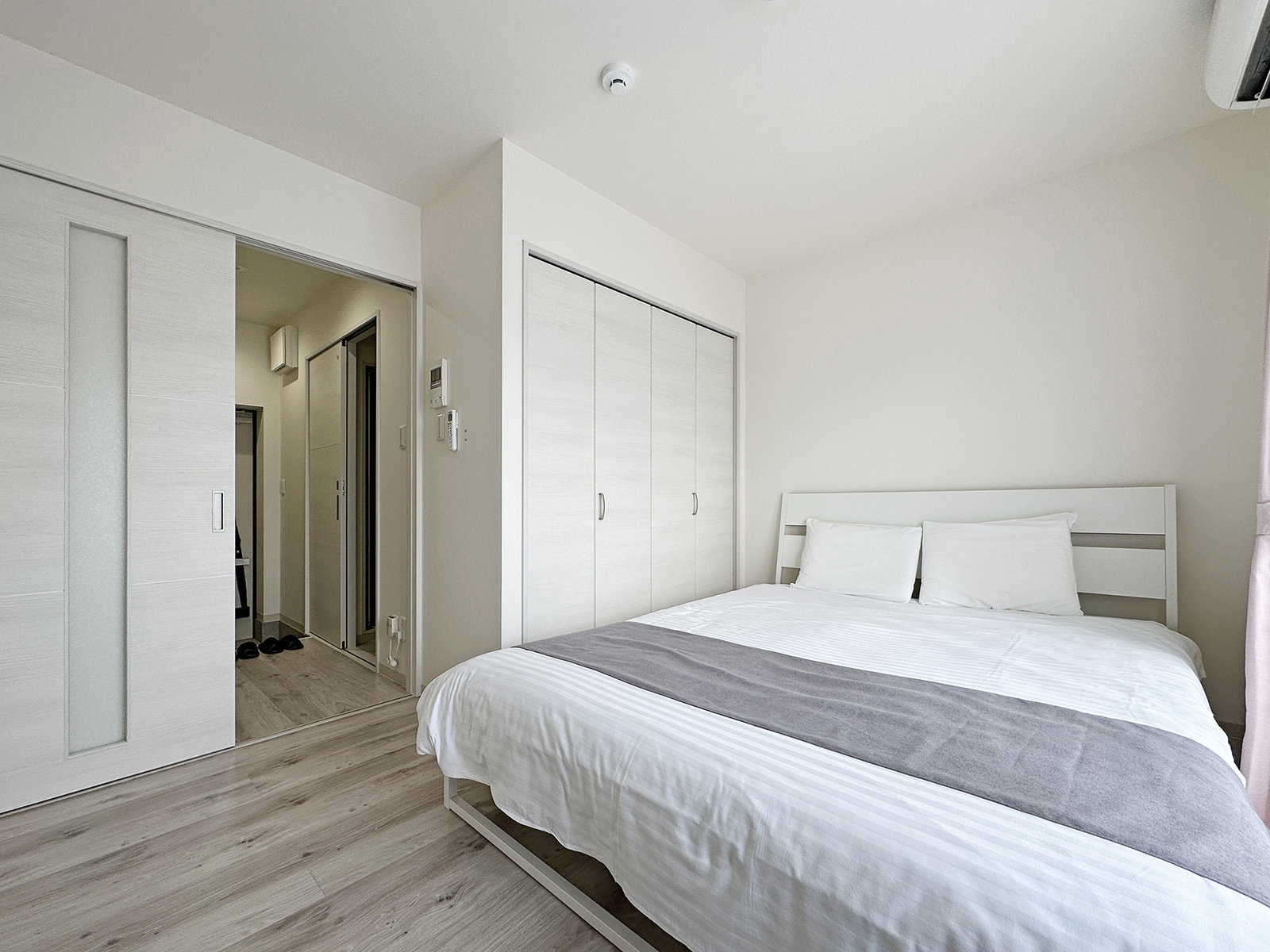 east queen bed