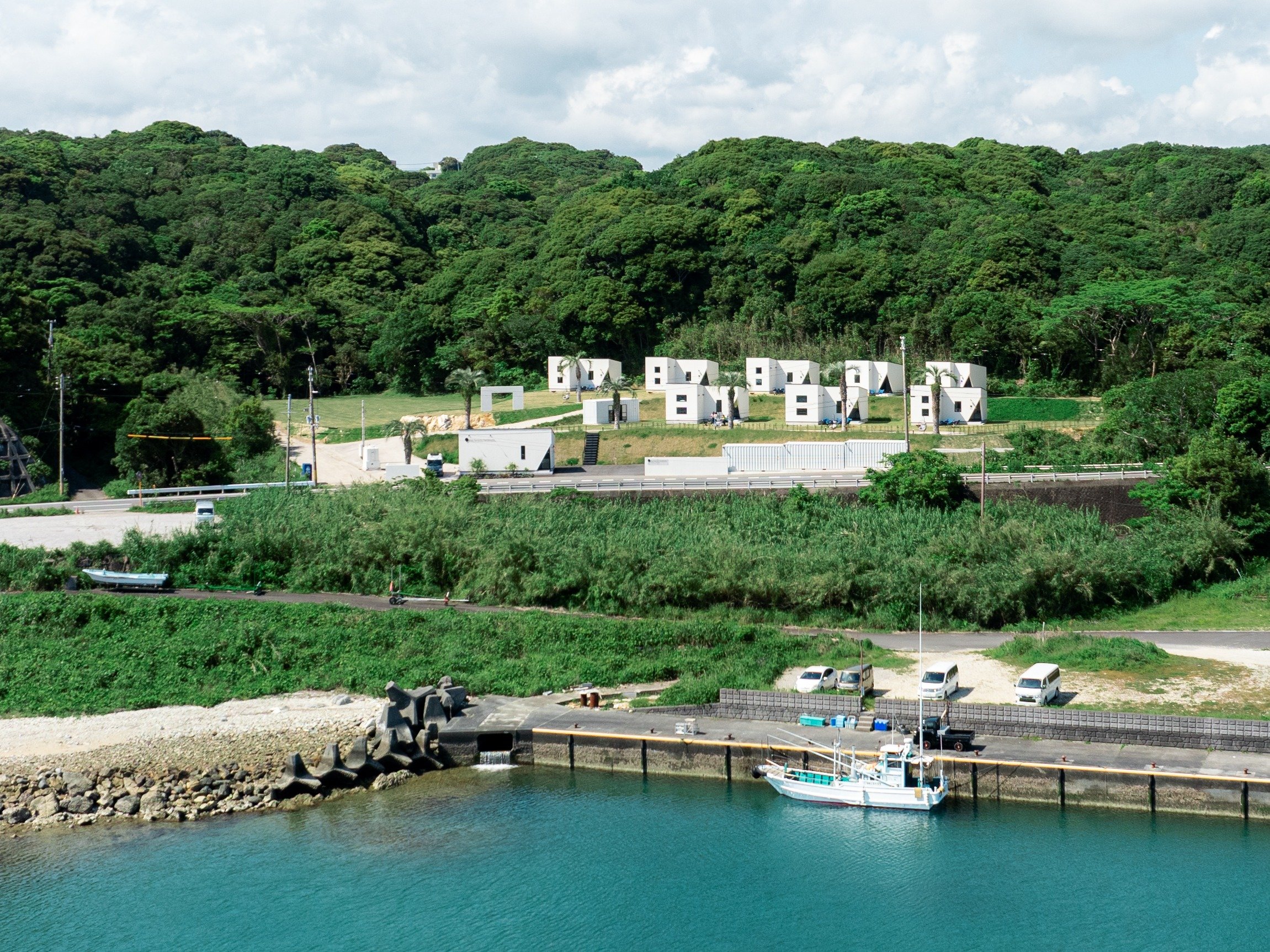 自然に囲まれた立地です。歩いてすぐ海岸があるので釣りなど海のアクティビティをお楽しみいただけます。