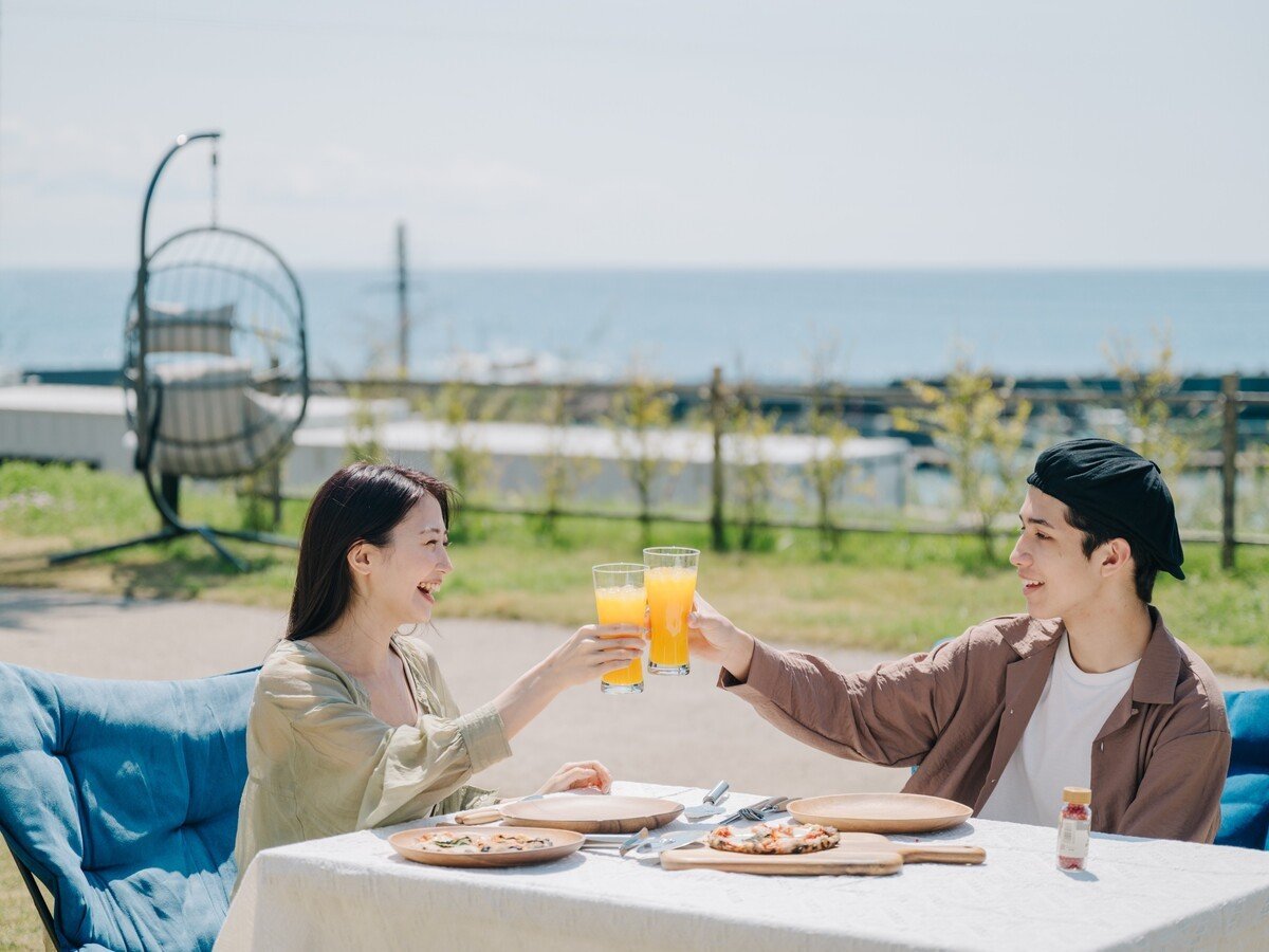 青空の下で乾杯!潮風を感じながら最高の時間を。