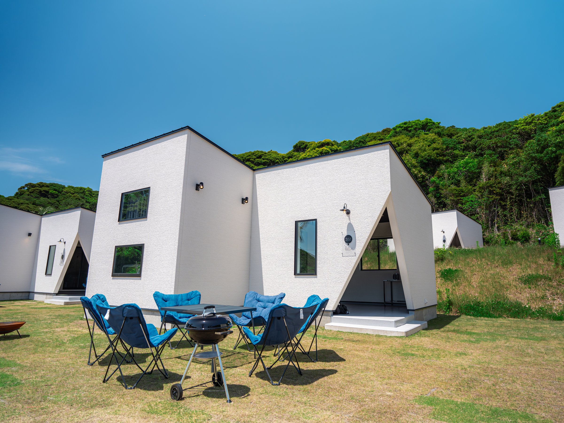 自然に囲まれた立地です。歩いてすぐ海岸があるので釣りなど海のアクティビティをお楽しみいただけます。