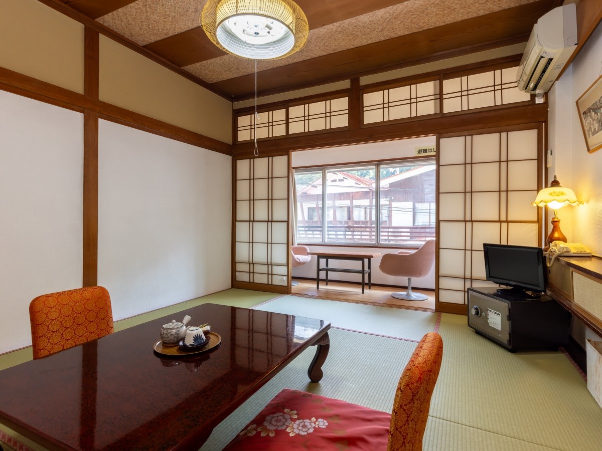 *�a��8��i���j�^�ʂ�ɖʂ����ꎺ�B�L������]�ތi�F�𒭂߂�̂��������܂��B