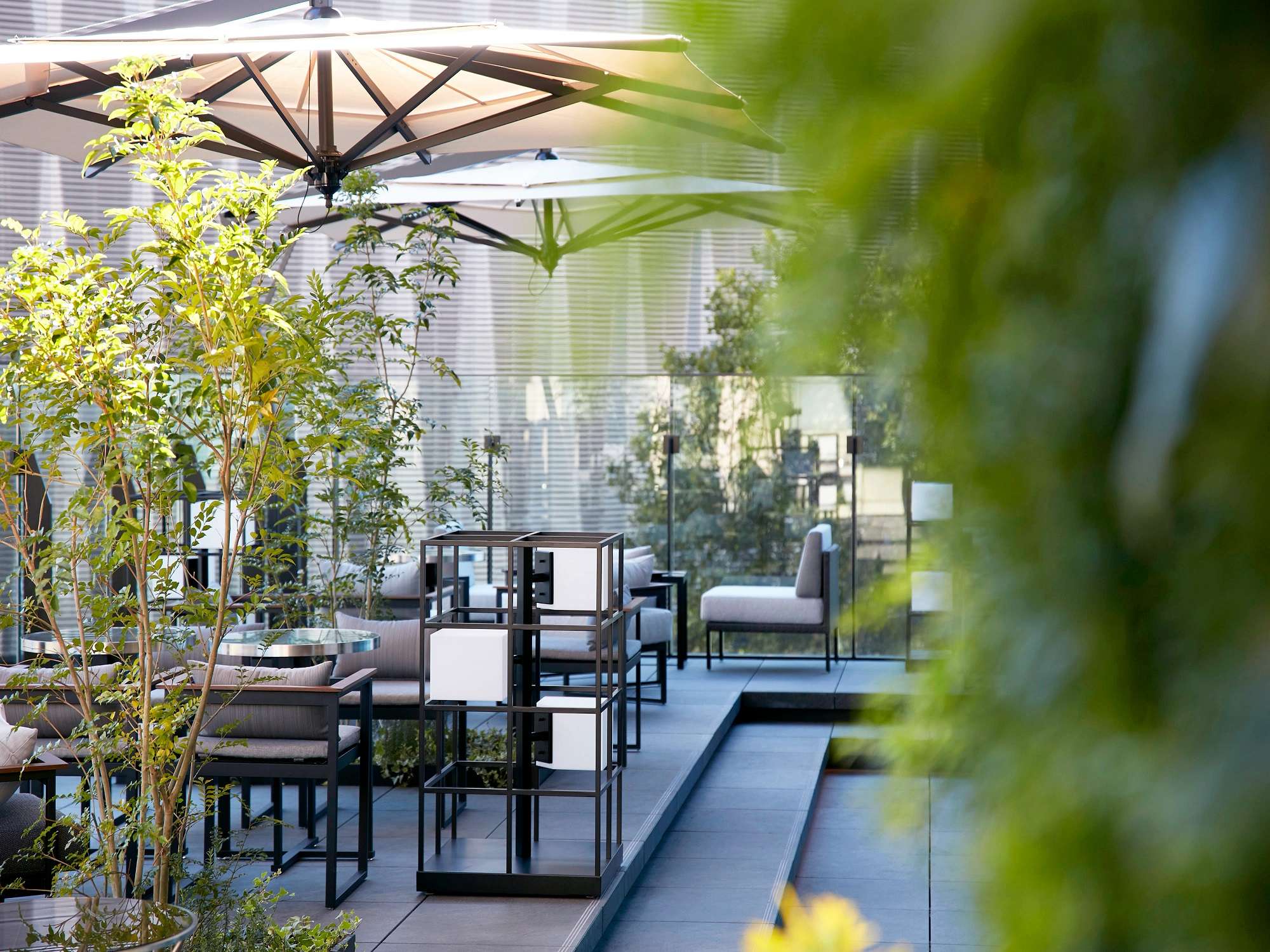 ���r�[���E���W�i4F�j�e���X�� �J���I�ȃe���X�Ȃł͊X�̓��킢��������B