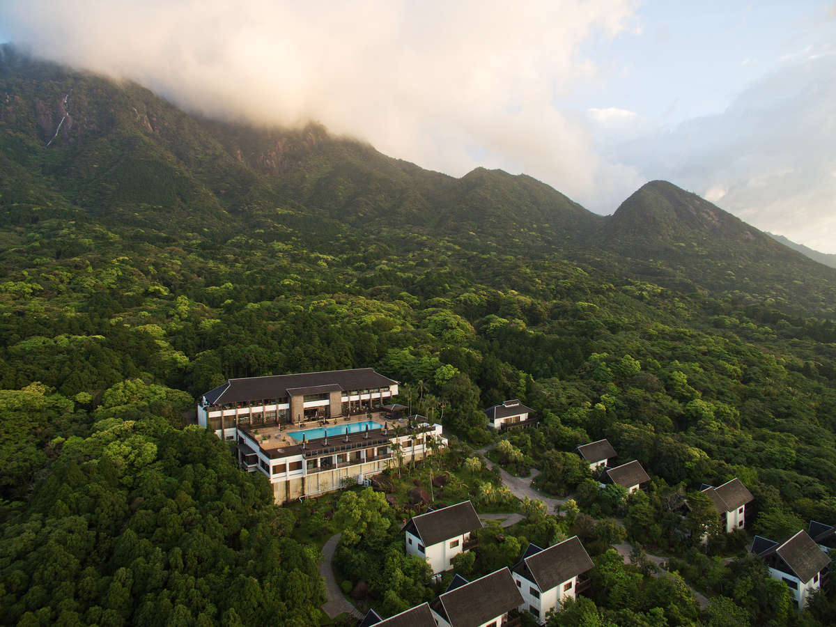 �X�Ɉ͂܂ꂽ�z�e��