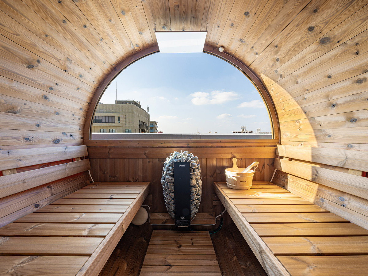 �X�C�[�g���[���̃e���X�ɂ̓v���C�x�[�g�T�E�i��ݒu���Ă���܂��B