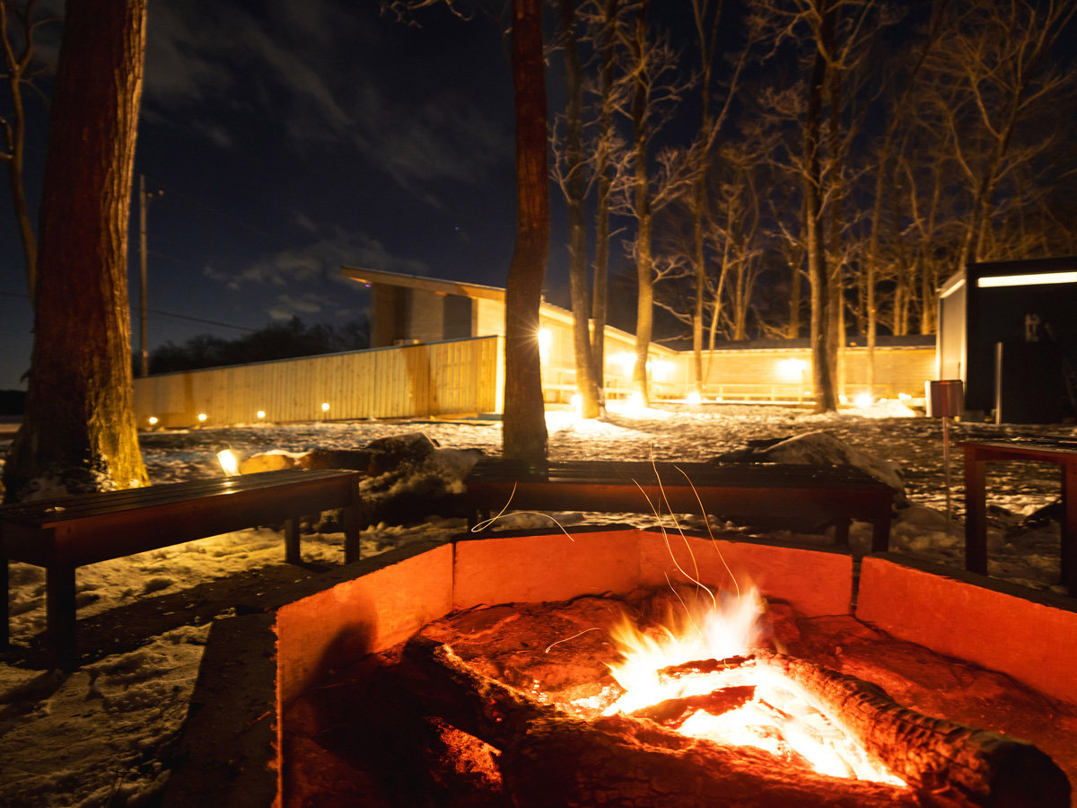 �E�y���Α�z�����Ɨh��鉊�𒭂߂Ȃ��猶�z�I�ȕ��͋C�������\��������