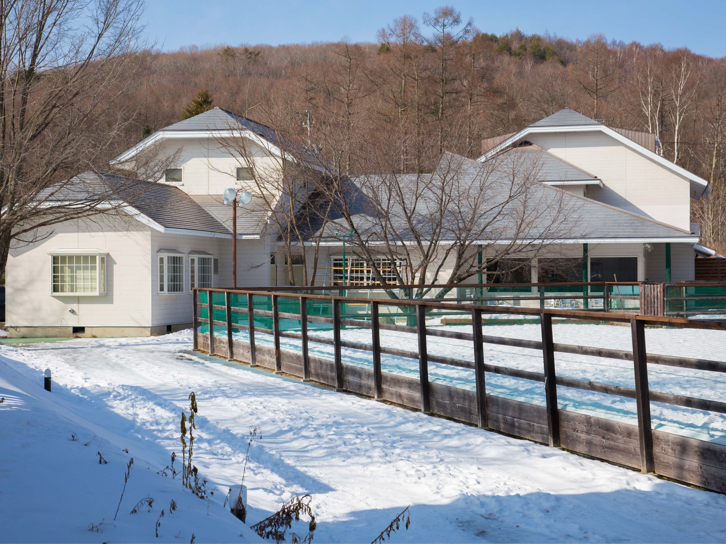 ���R�Ɉ͂܂ꂽ�������������͋C�̊O�ςł��B