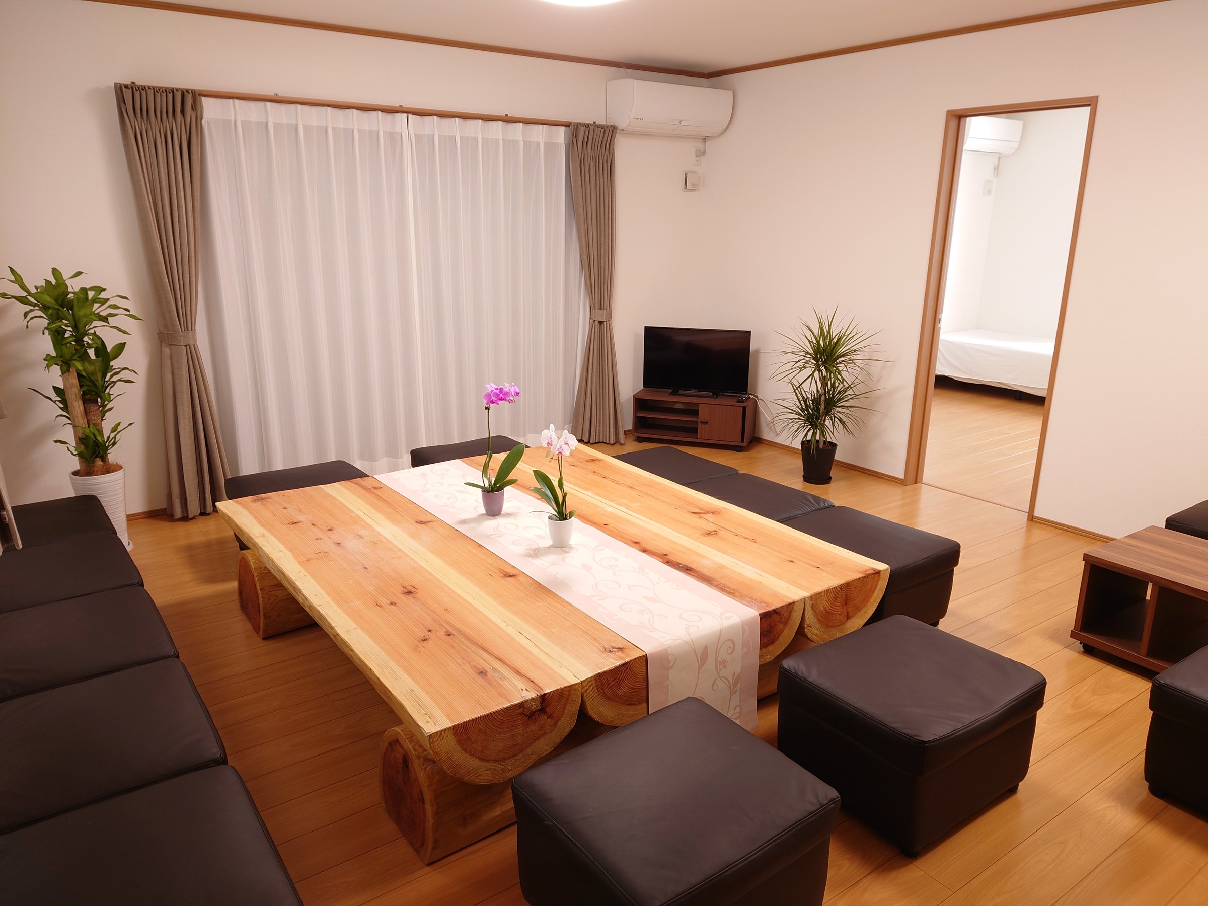 ���Ƒ��A���ԓ��m�A�傫�ȃe�[�u�����͂݁A�݂�Ȃł��y���݂��������B