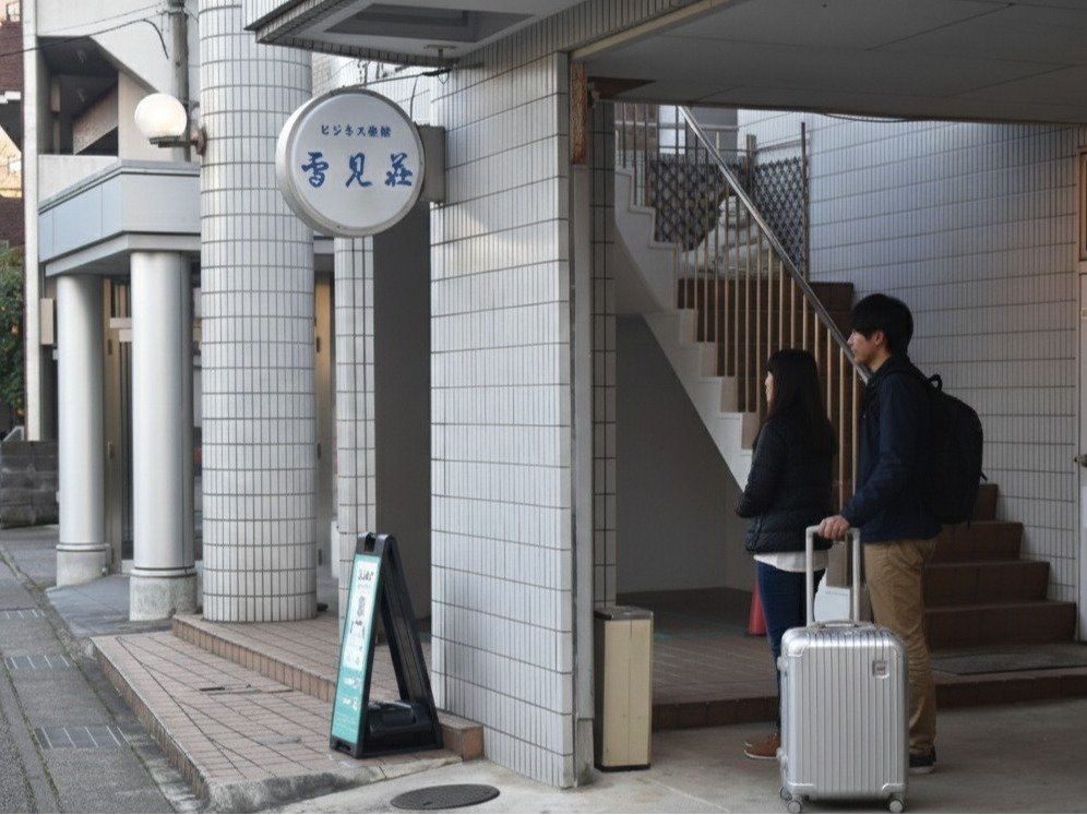 �t�����g��2�K�ł��B�K�i�̏��~��������́A���d�b���������B�X�^�b�t�����ē����܂��B