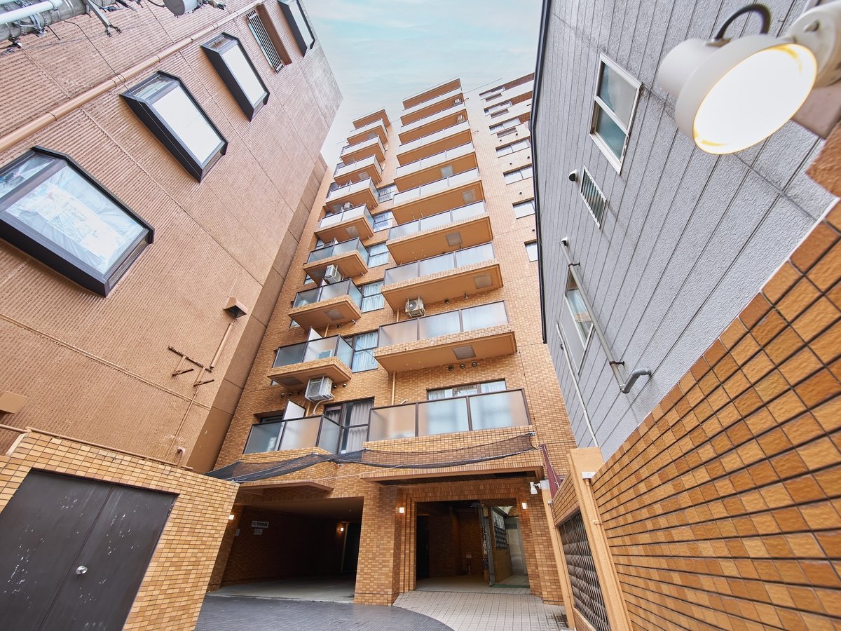 �E�O�ρ^����s���̒��S���ɂ���}���V�����^�C�v�̏h���{��