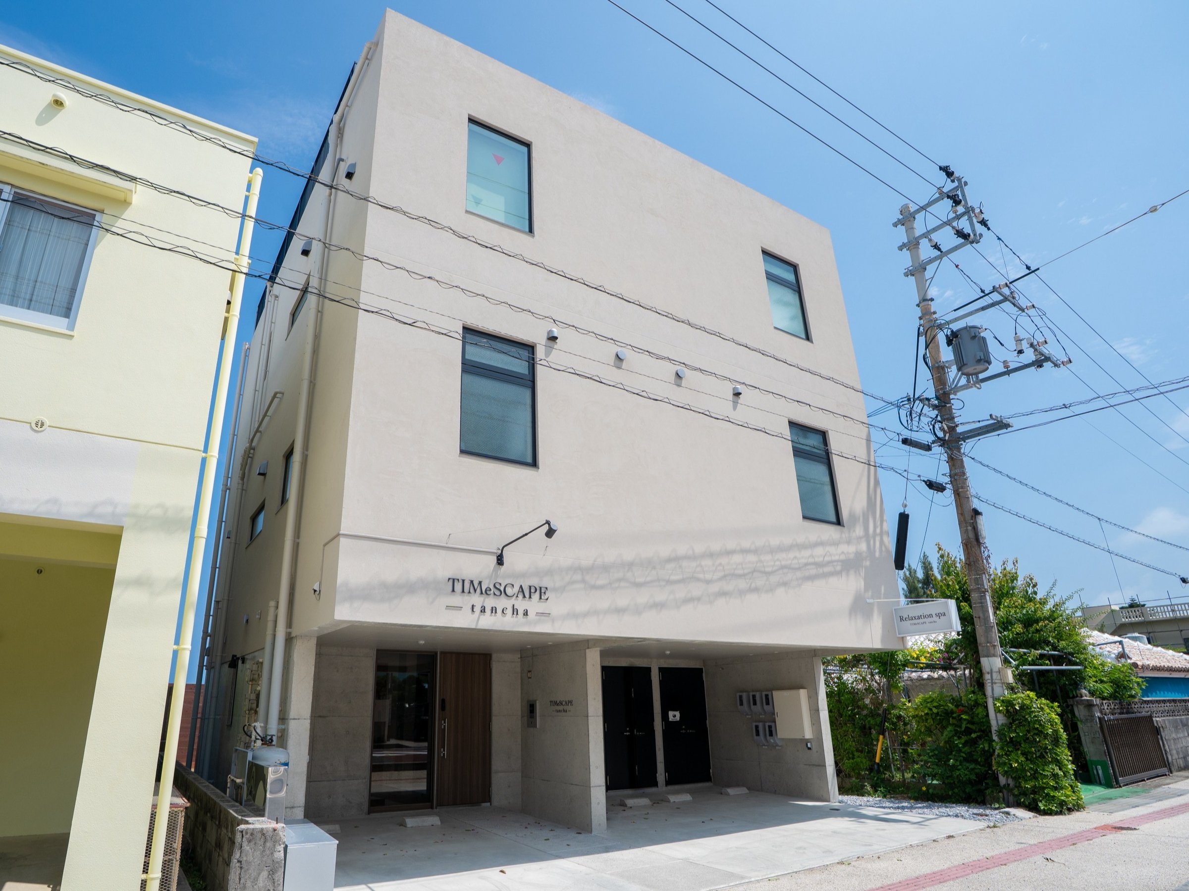 �{�݊O�ϖڂ̑O�ɂ͐����񂾊C�Ƌ�B