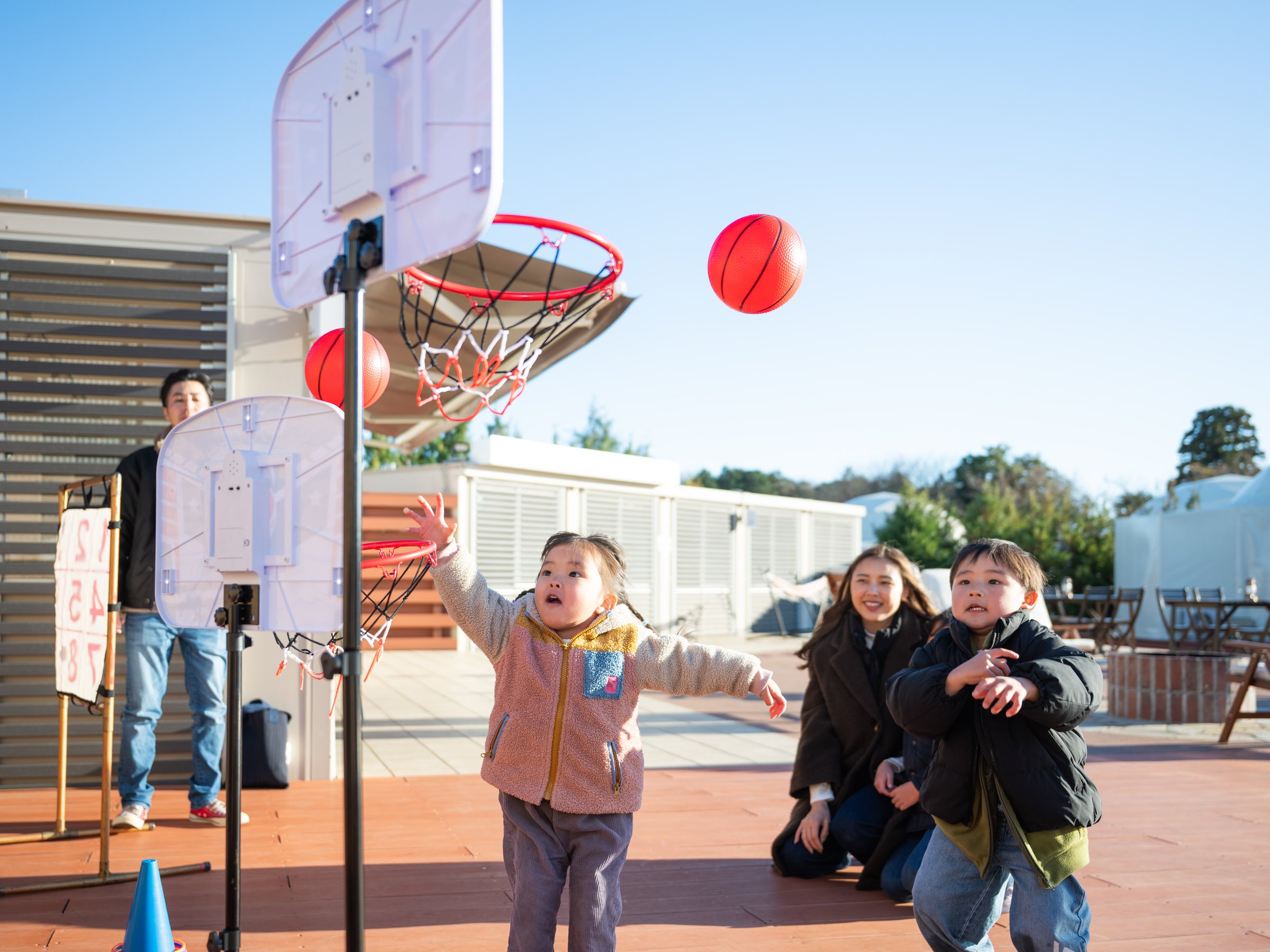 �o�X�P�b�g�{�[����X�g���b�N�A�E�g�ȂǁA�O�ł��y���݂���������A�C�e������葵���Ă���܂��B