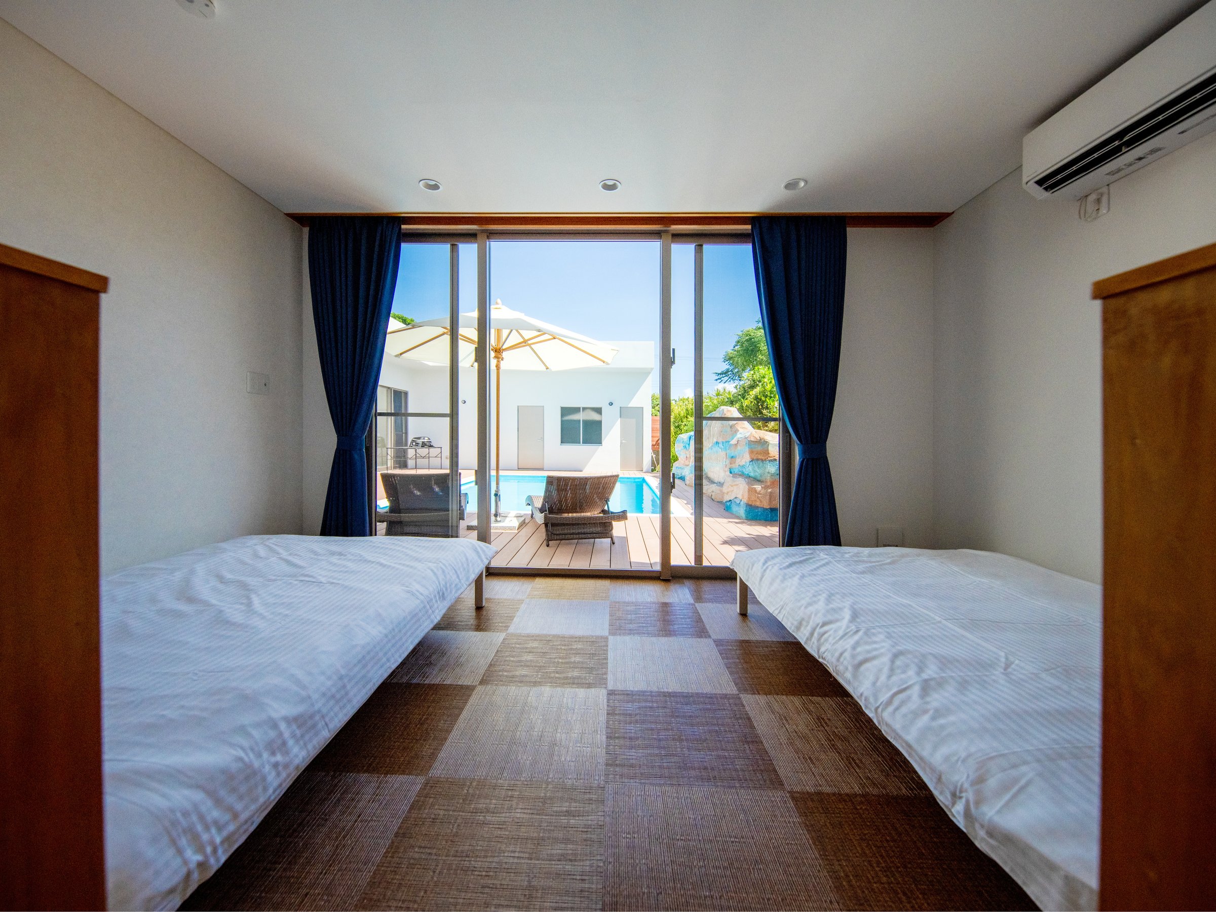 �x�b�h���[��