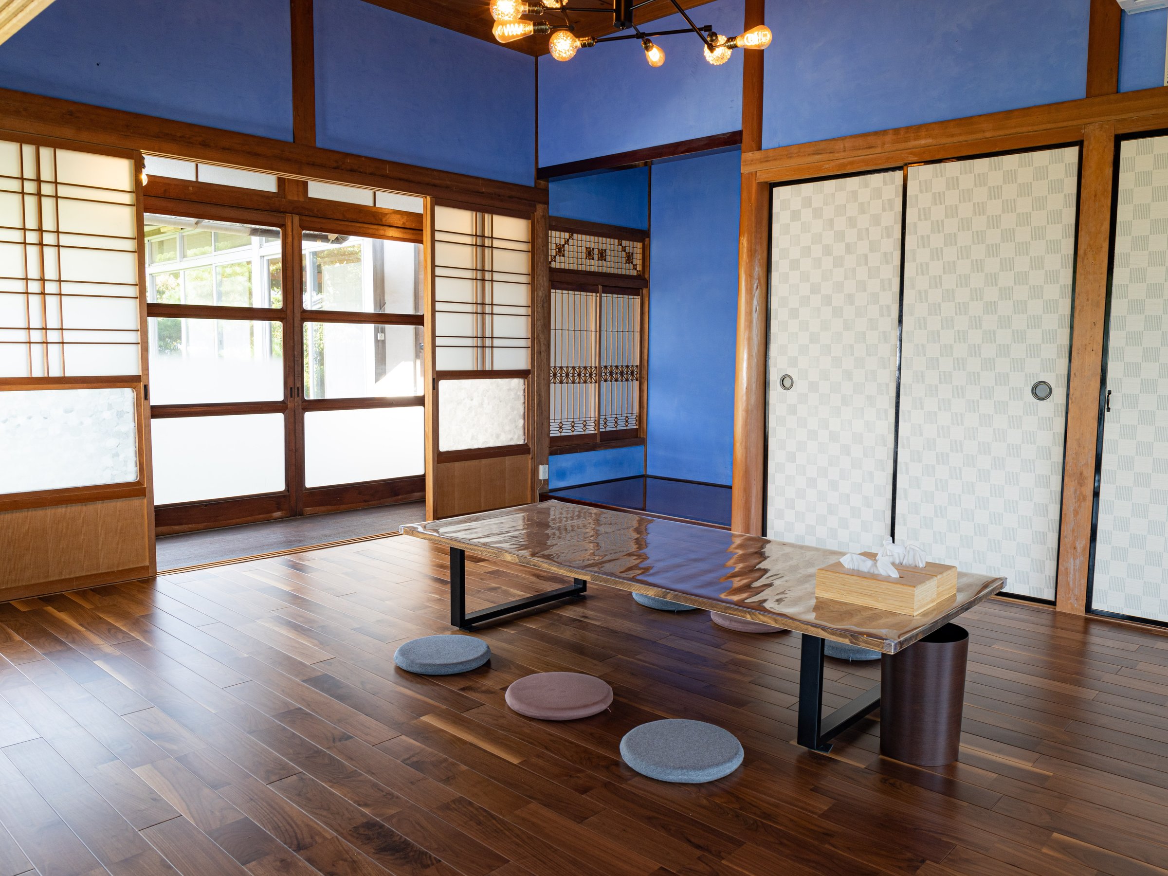 �C�ӂ̌Ö��ƕ�炵���e�[�}�ɁA�؂̉�����Ɛ����a����A�L�X�Ƃ������r���O�i���ԁj